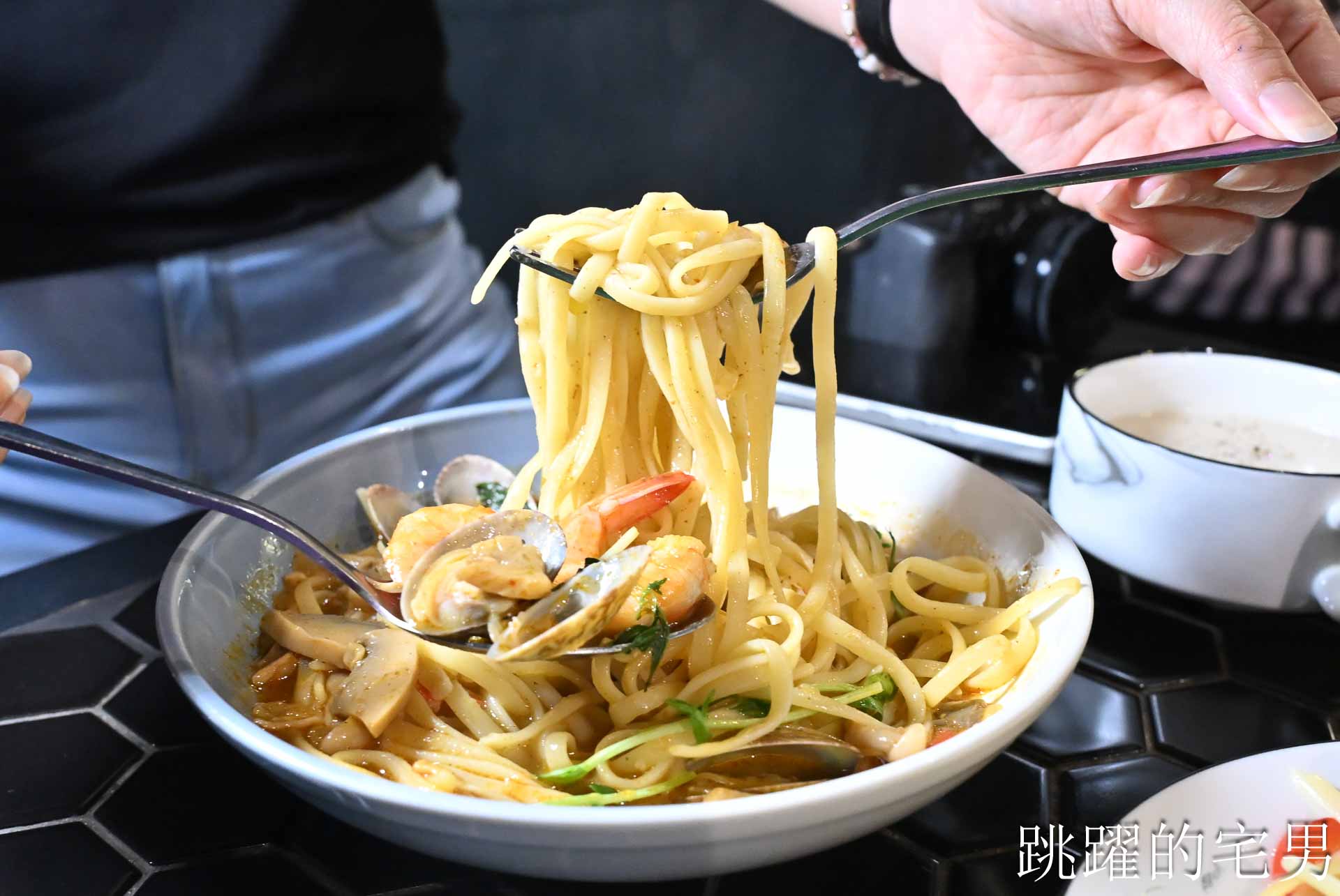 [台北大巨蛋美食]Hërs biströ 她/的餐酒-信義區商業午餐140元起太佛心！台北平價義大利麵不收服務費還附濃湯紅茶，這C/P值在信義區真的沒對手! 她的餐酒館