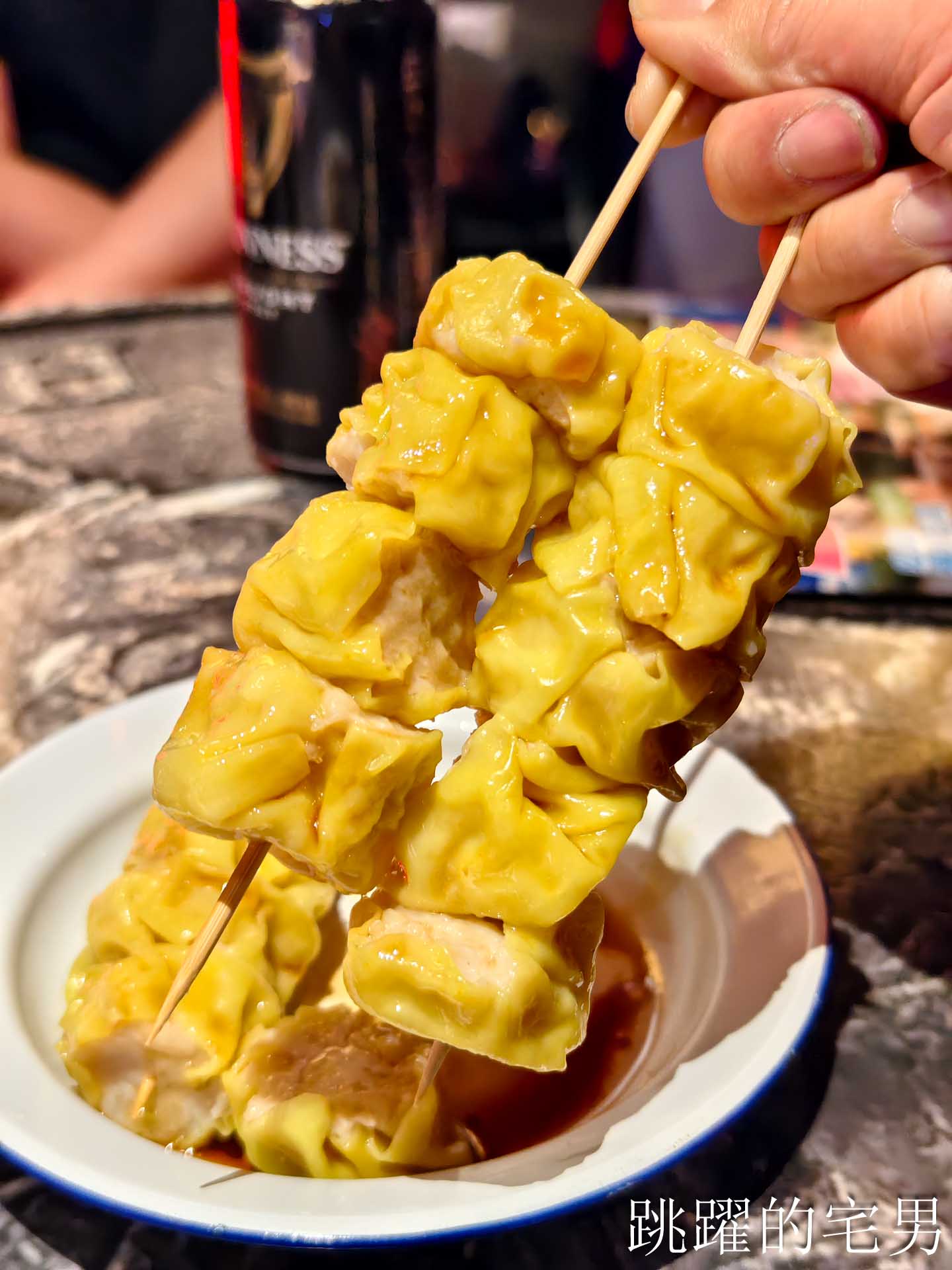 [台北萬華美食]獅鬥: 營業到凌晨5點香港街頭風西門町酒吧，魚肉燒賣完全打到我的味蕾! 雲吞鮮蝦也太大隻了吧，西門町美食