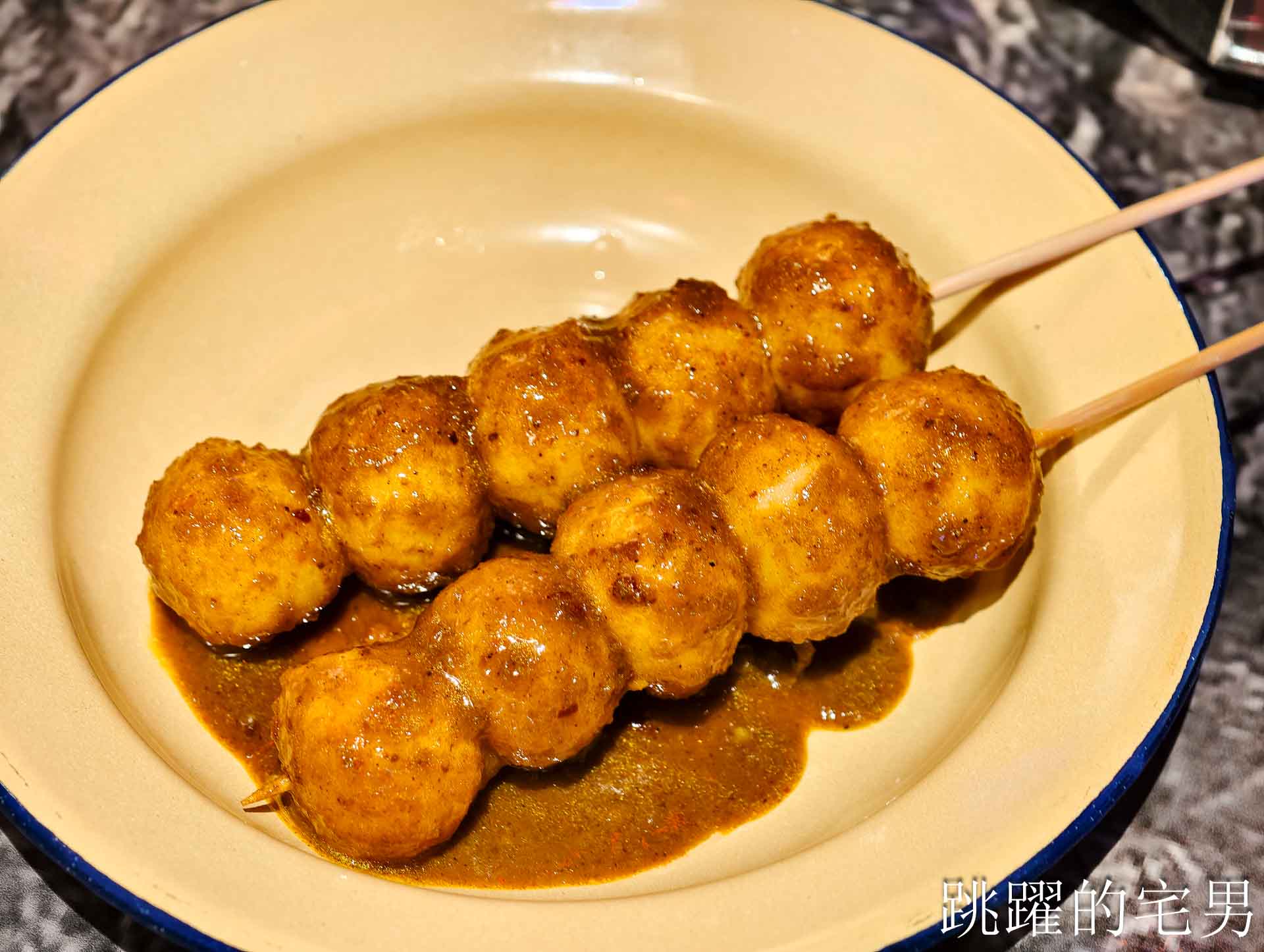 [台北萬華美食]獅鬥: 營業到凌晨5點香港街頭風西門町酒吧，魚肉燒賣完全打到我的味蕾! 雲吞鮮蝦也太大隻了吧，西門町美食