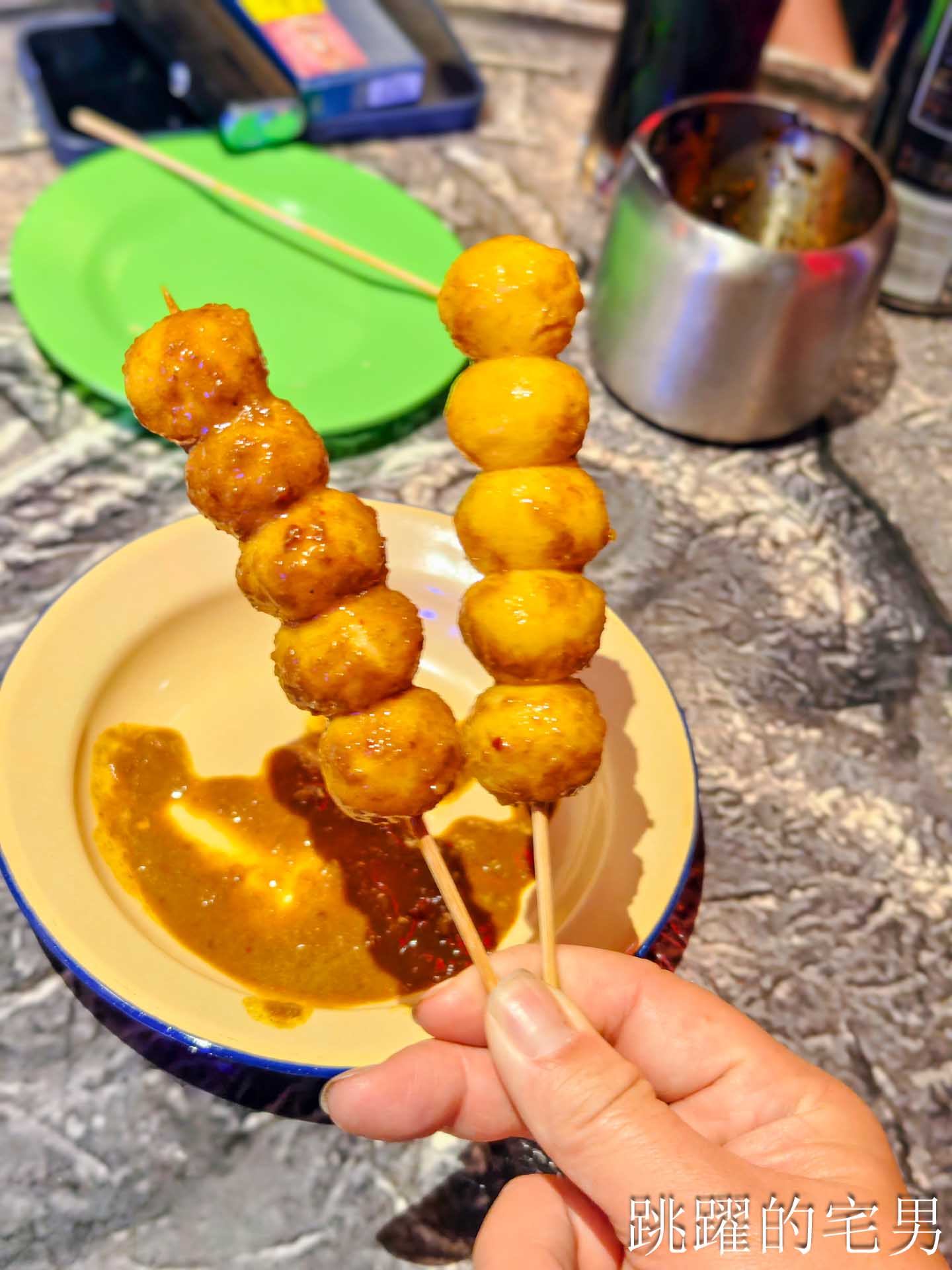 [台北萬華美食]獅鬥: 營業到凌晨5點香港街頭風西門町酒吧，魚肉燒賣完全打到我的味蕾! 雲吞鮮蝦也太大隻了吧，西門町美食