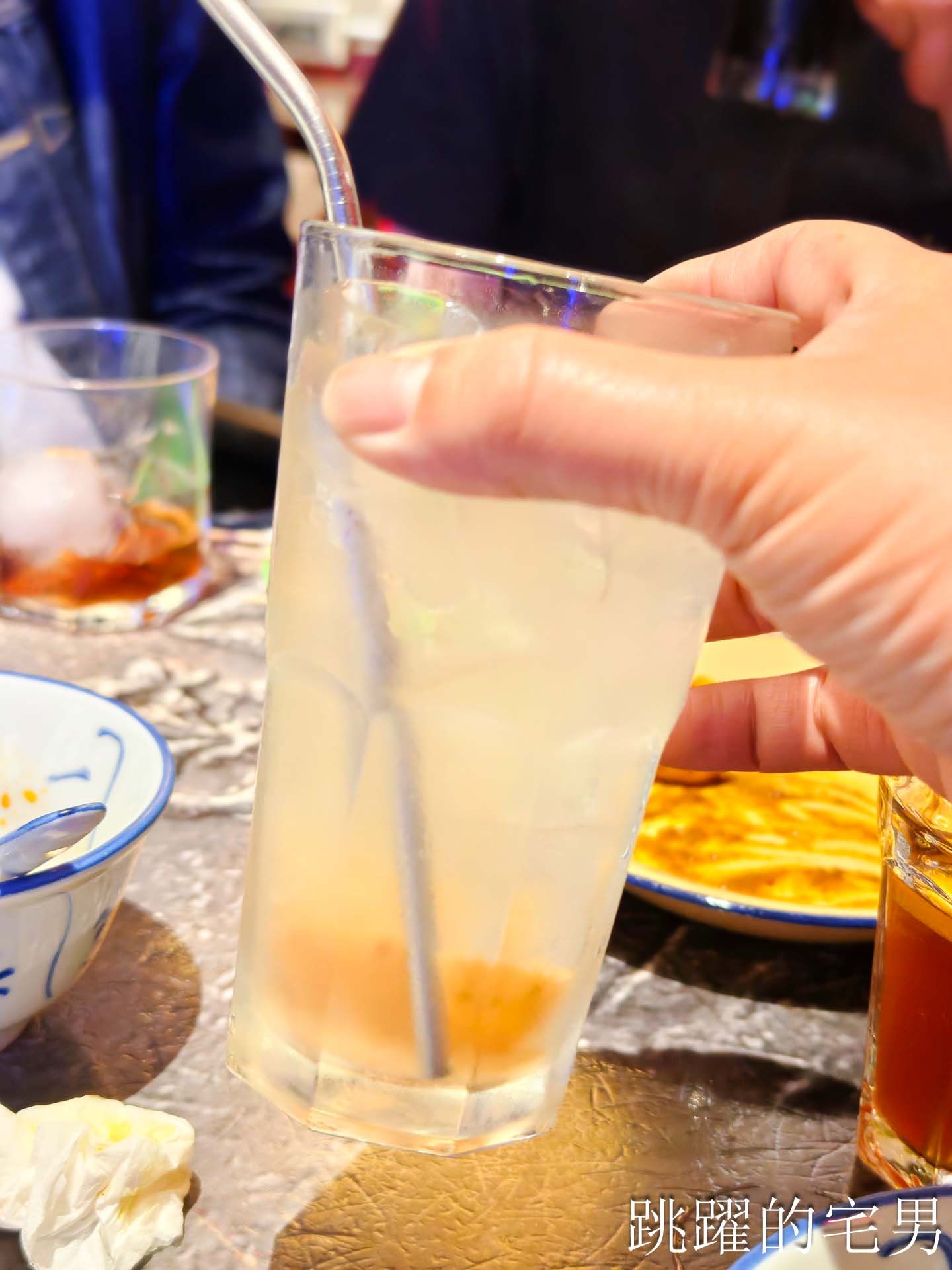 [台北萬華美食]獅鬥: 營業到凌晨5點香港街頭風西門町酒吧，魚肉燒賣完全打到我的味蕾! 雲吞鮮蝦也太大隻了吧，西門町美食