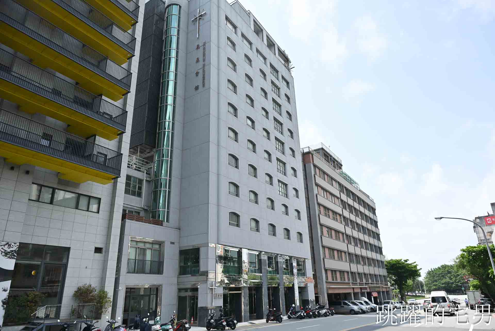 [花蓮簡餐]晨星會館-房角石創意料理: 沒招牌還要按門鈴？還以為是私人招待所，滿屋綠意大片落地窗，用行動支持弱勢單親媽媽，花蓮早午餐