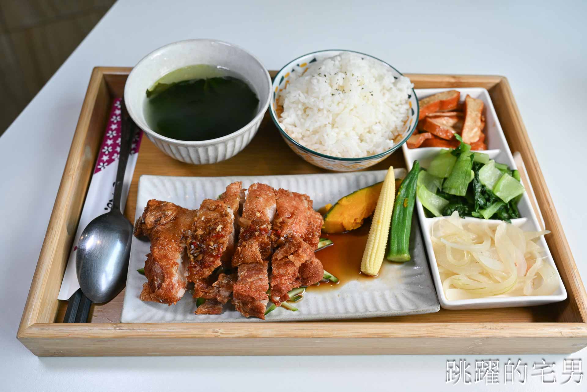 [花蓮簡餐]晨星會館-房角石創意料理: 沒招牌還要按門鈴？還以為是私人招待所，滿屋綠意大片落地窗，用行動支持弱勢單親媽媽，花蓮早午餐