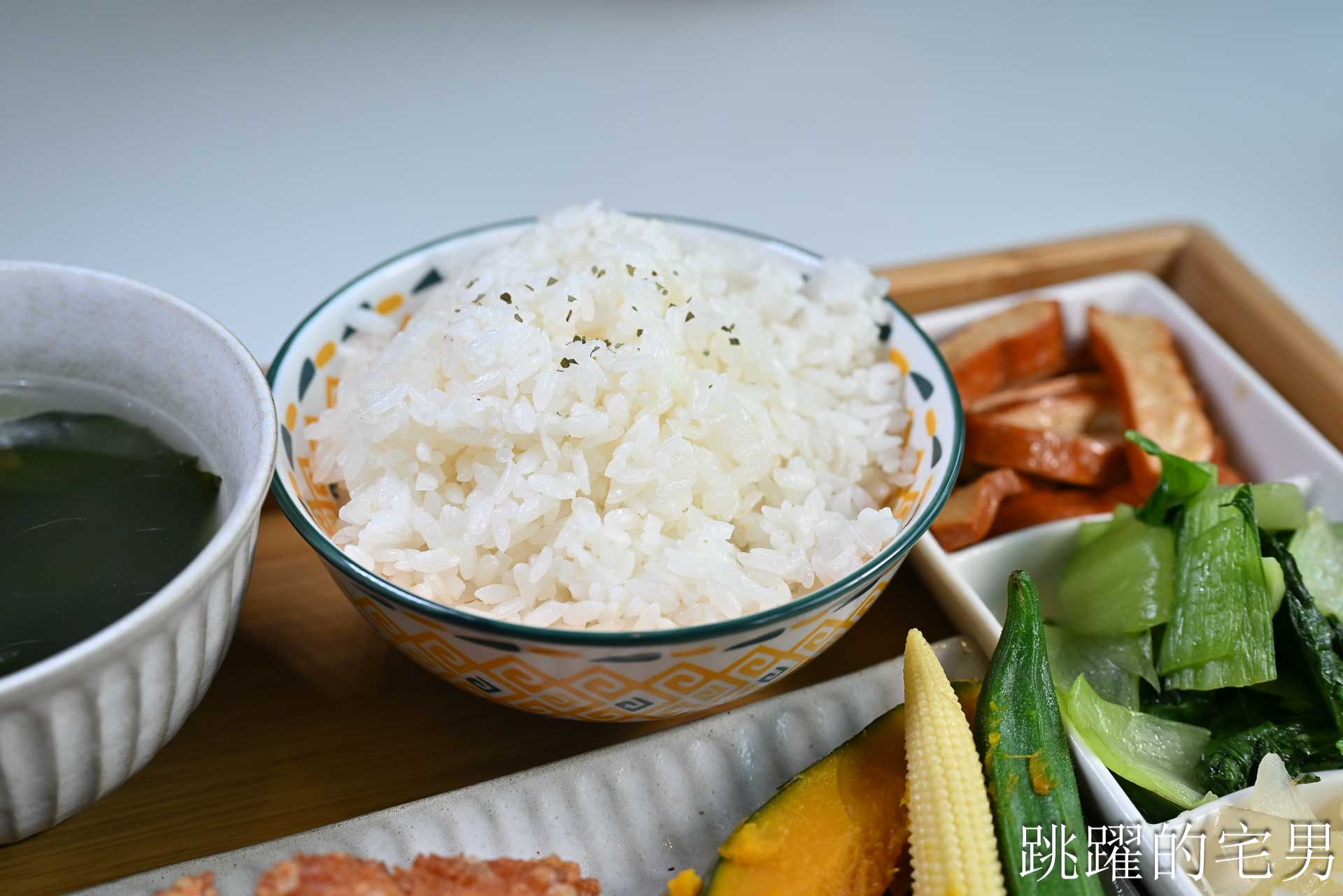 [花蓮簡餐]晨星會館-房角石創意料理: 沒招牌還要按門鈴？還以為是私人招待所，滿屋綠意大片落地窗，用行動支持弱勢單親媽媽，花蓮早午餐
