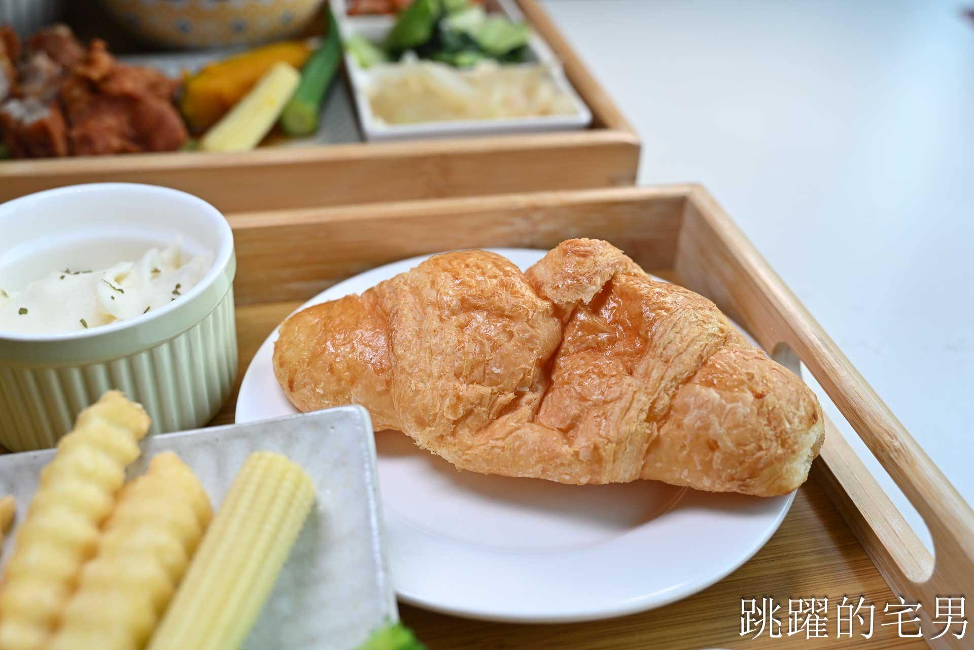 [花蓮簡餐]晨星會館-房角石創意料理: 沒招牌還要按門鈴？還以為是私人招待所，滿屋綠意大片落地窗，用行動支持弱勢單親媽媽，花蓮早午餐