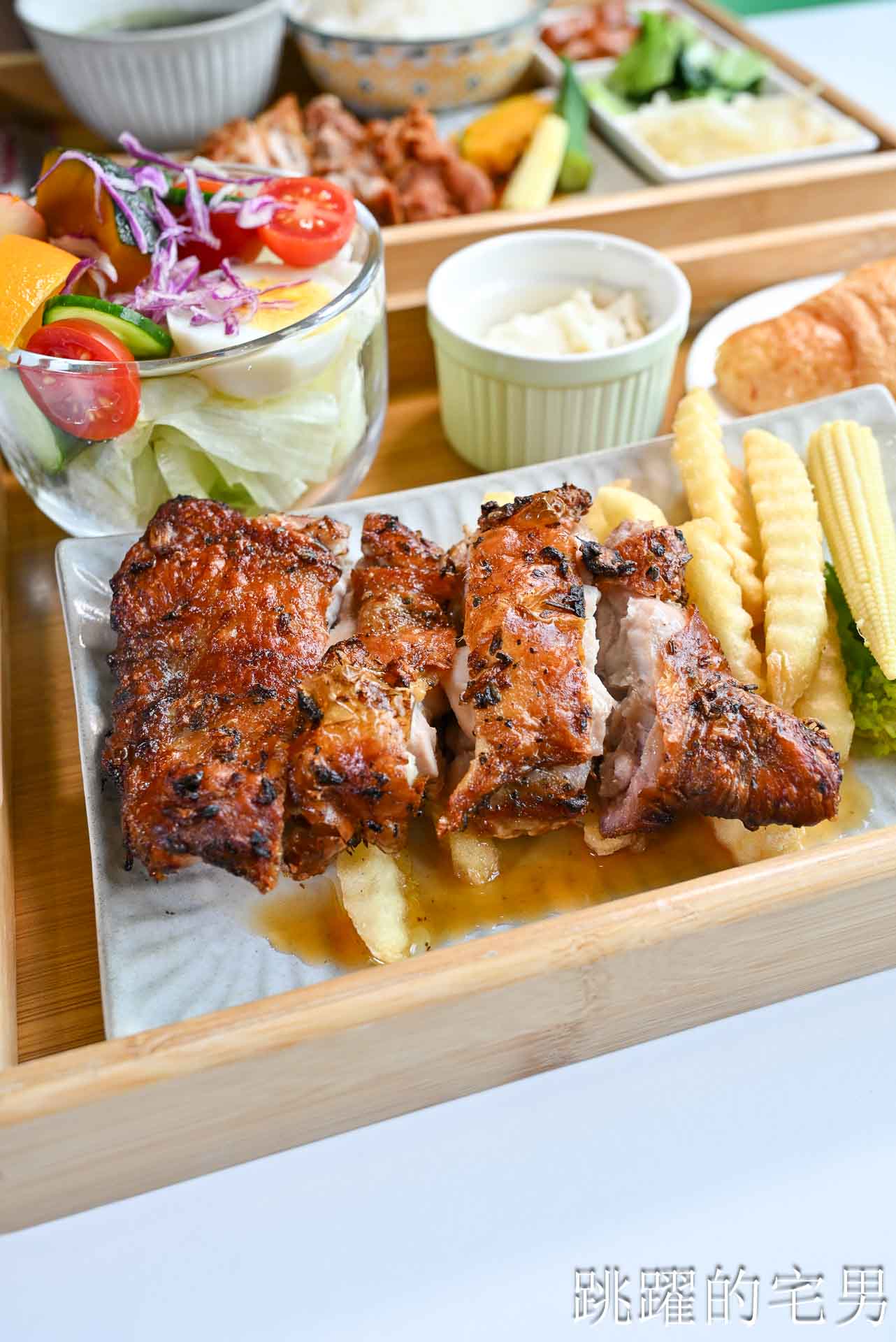 [花蓮簡餐]晨星會館-房角石創意料理: 沒招牌還要按門鈴？還以為是私人招待所，滿屋綠意大片落地窗，用行動支持弱勢單親媽媽，花蓮早午餐