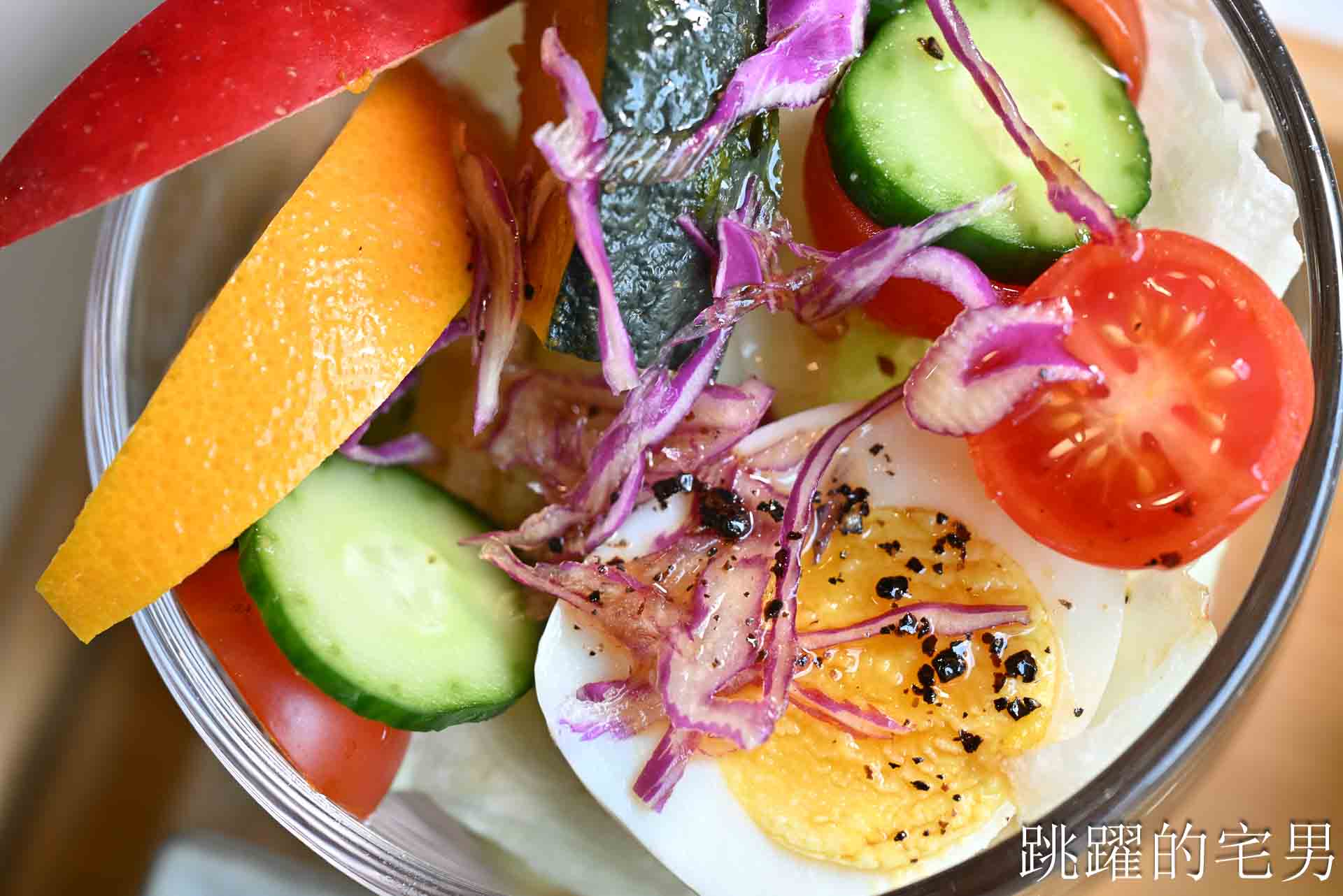 [花蓮簡餐]晨星會館-房角石創意料理: 沒招牌還要按門鈴？還以為是私人招待所，滿屋綠意大片落地窗，用行動支持弱勢單親媽媽，花蓮早午餐