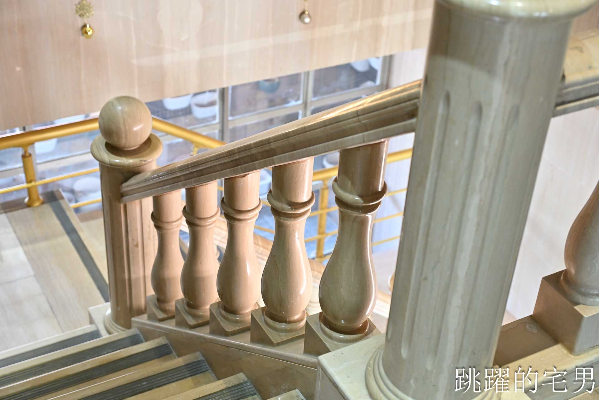 [花蓮簡餐]晨星會館-房角石創意料理: 沒招牌還要按門鈴？還以為是私人招待所，滿屋綠意大片落地窗，用行動支持弱勢單親媽媽，花蓮早午餐