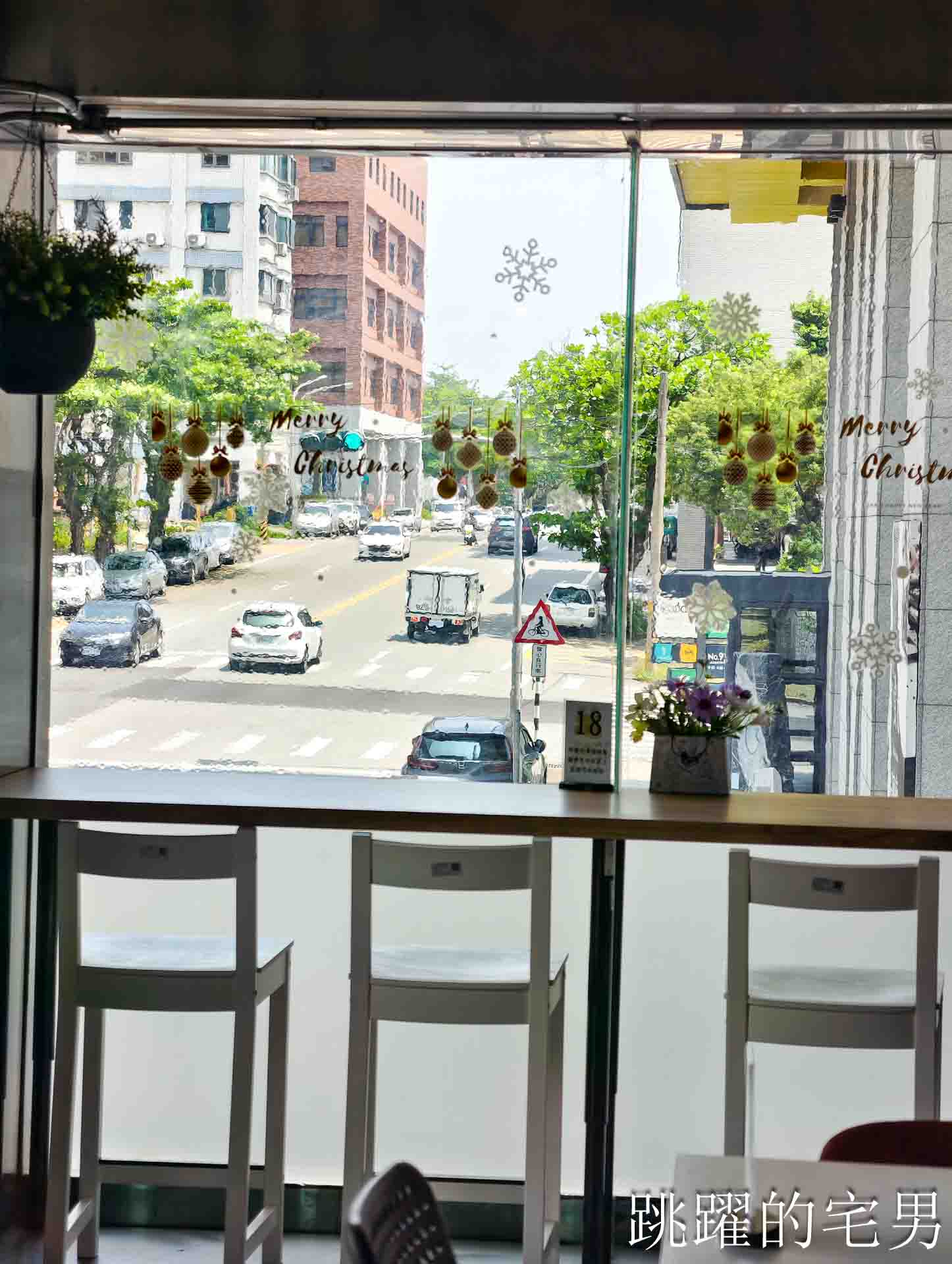 [花蓮簡餐]晨星會館-房角石創意料理: 沒招牌還要按門鈴？還以為是私人招待所，滿屋綠意大片落地窗，用行動支持弱勢單親媽媽，花蓮早午餐