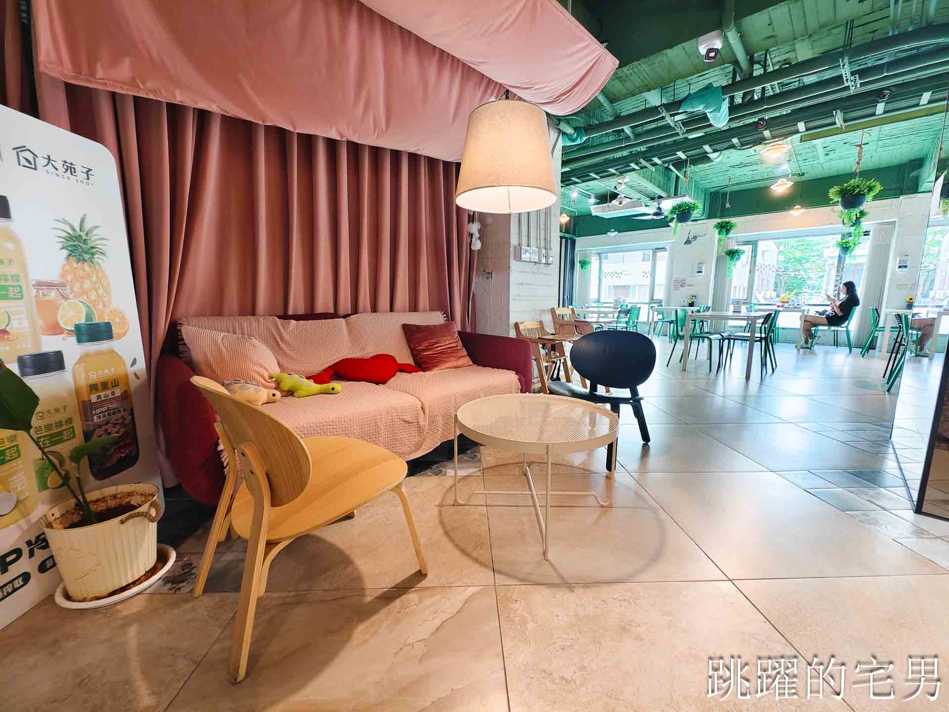 [花蓮簡餐]晨星會館-房角石創意料理: 沒招牌還要按門鈴？還以為是私人招待所，滿屋綠意大片落地窗，用行動支持弱勢單親媽媽，花蓮早午餐