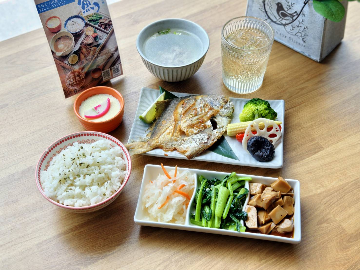 [花蓮簡餐]晨星會館-房角石創意料理: 沒招牌還要按門鈴？還以為是私人招待所，滿屋綠意大片落地窗，用行動支持弱勢單親媽媽，花蓮早午餐