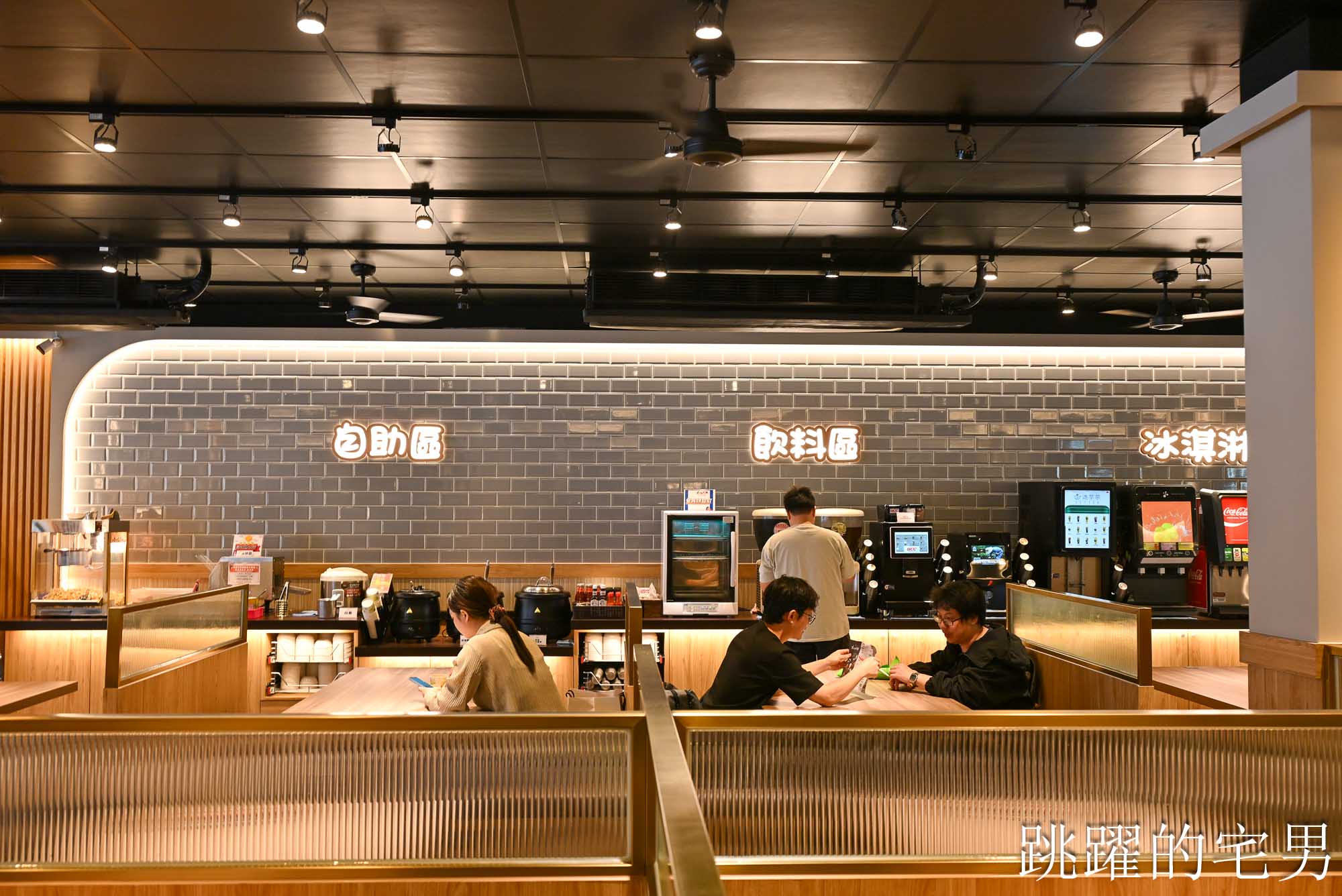 [花蓮美食]成功牛排花蓮店-自助吧吃到飽必吃脆皮德國豬腳、漢堡排! 鐵板麵、咖哩飯、吐司、爆米花無限加，花蓮吃到飽