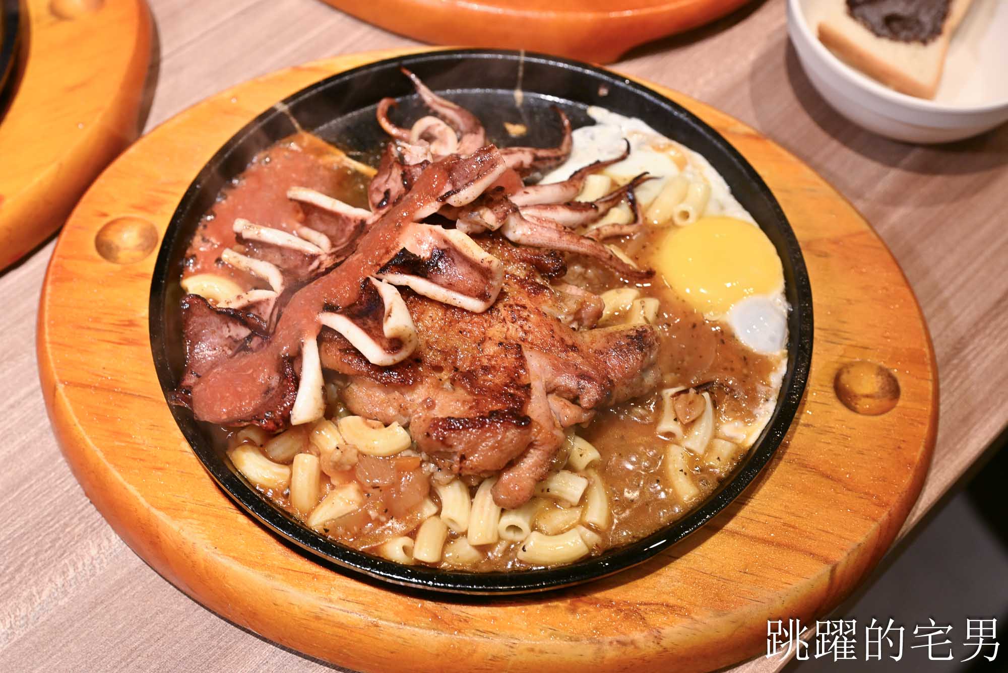 [花蓮美食]成功牛排花蓮店-自助吧吃到飽必吃脆皮德國豬腳、漢堡排! 鐵板麵、咖哩飯、吐司、爆米花無限加，花蓮吃到飽