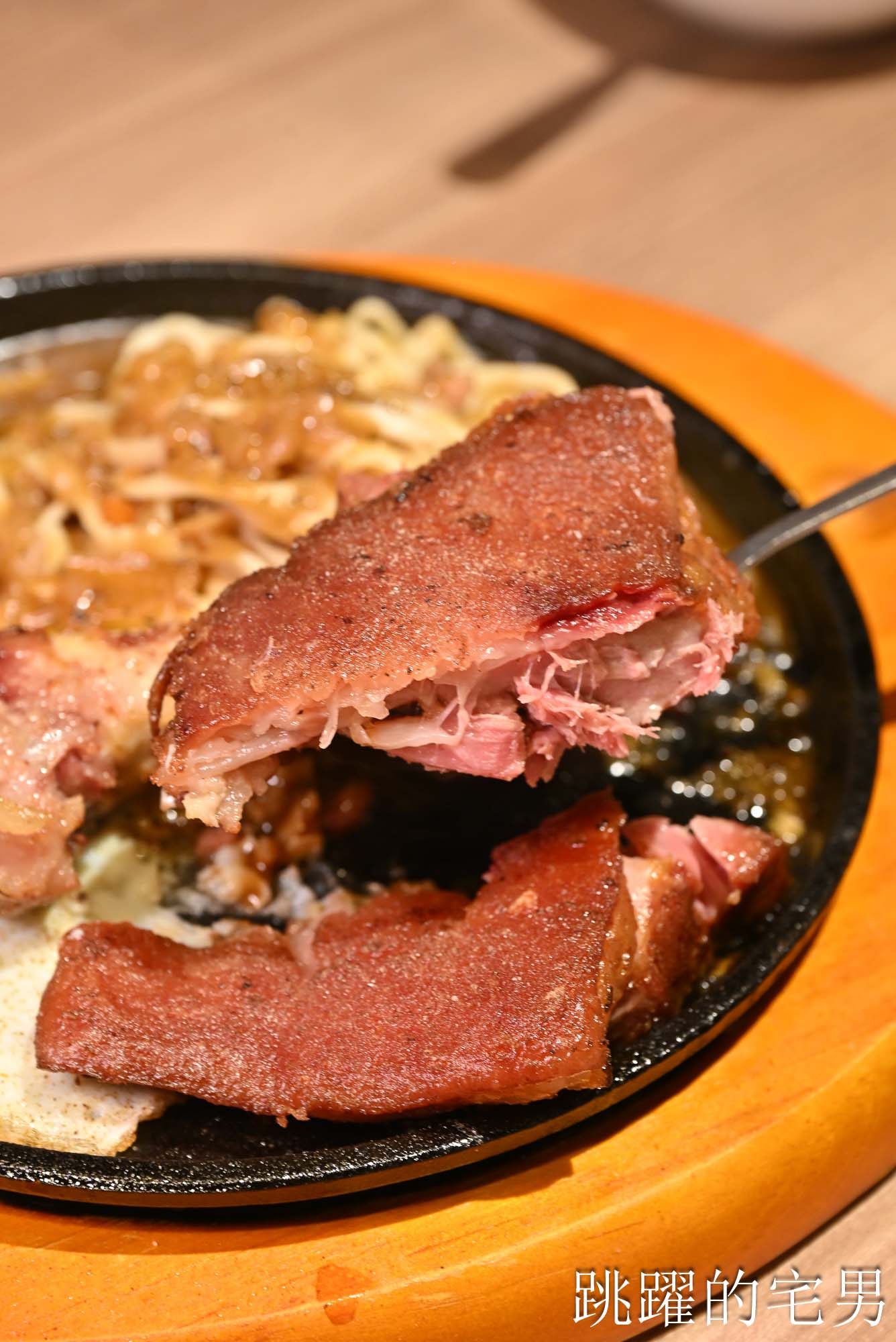 [花蓮美食]成功牛排花蓮店-自助吧吃到飽必吃脆皮德國豬腳、漢堡排! 鐵板麵、咖哩飯、吐司、爆米花無限加，花蓮吃到飽