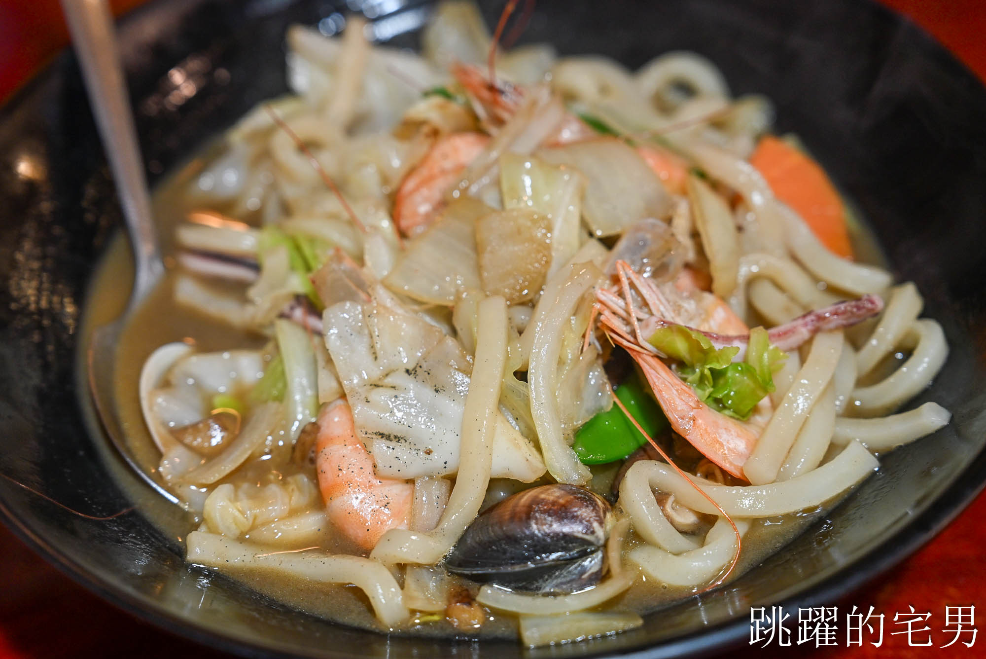 [花蓮美食]山本屋-鮭魚炒飯魚肉給超多，炒烏龍麵大碗滿意，味噌湯根本鮭魚肉吃到爽!