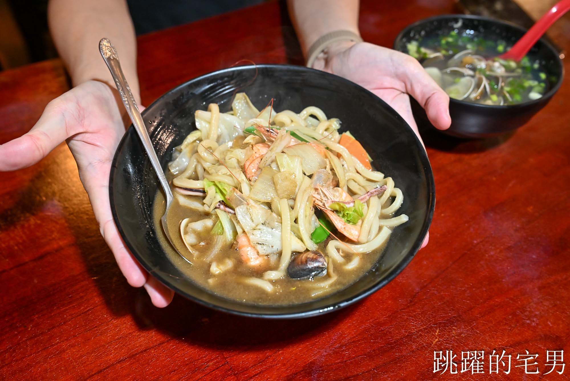 [花蓮美食]山本屋-鮭魚炒飯魚肉給超多，炒烏龍麵大碗滿意，味噌湯根本鮭魚肉吃到爽!