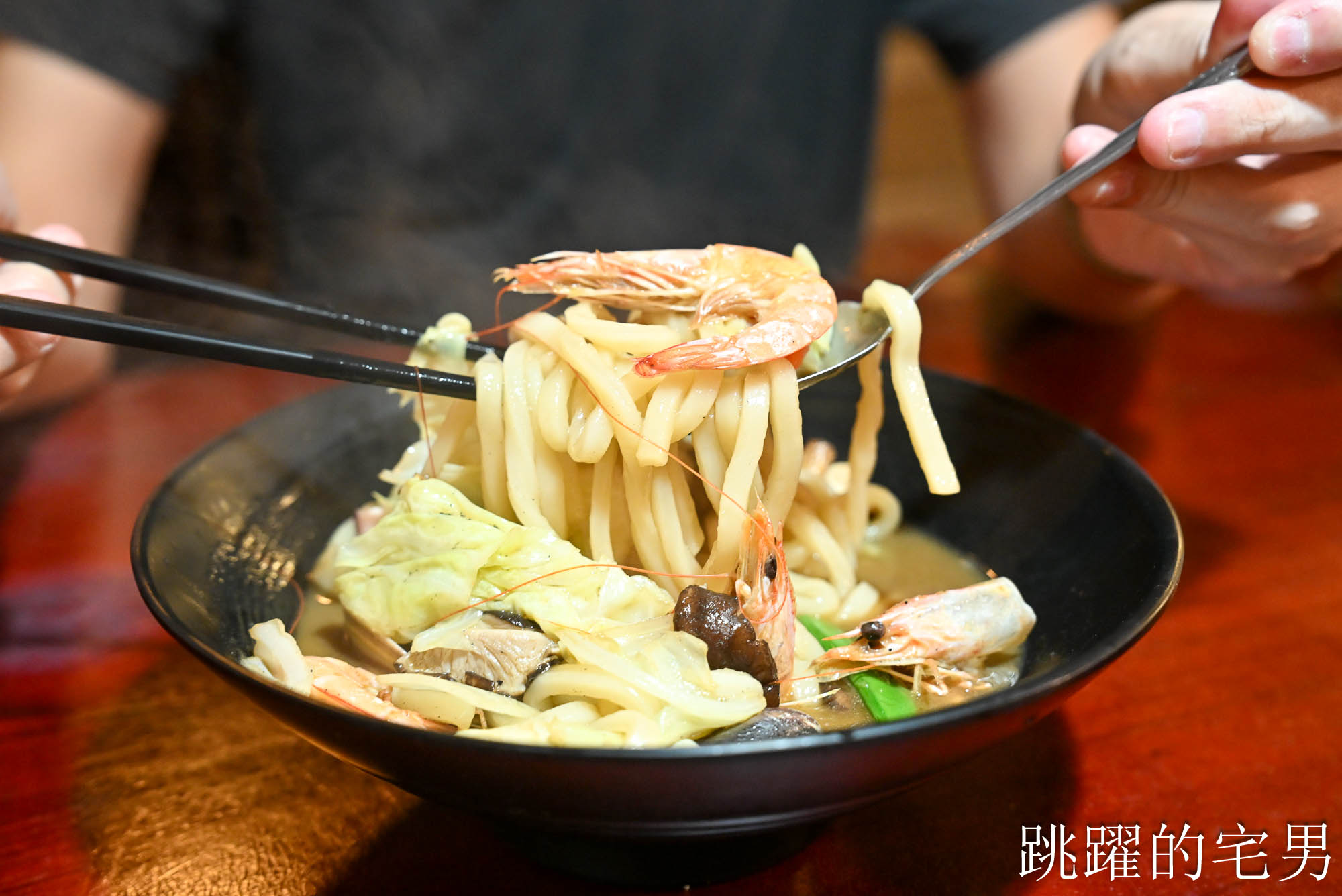 [花蓮美食]山本屋-鮭魚炒飯魚肉給超多，炒烏龍麵大碗滿意，味噌湯根本鮭魚肉吃到爽!