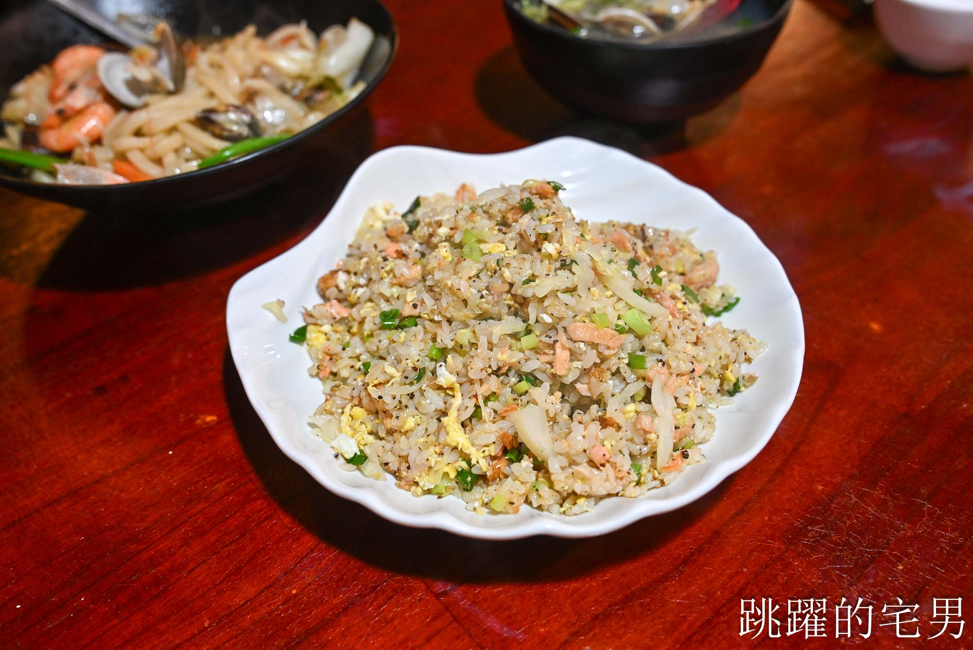 [花蓮美食]山本屋-鮭魚炒飯魚肉給超多，炒烏龍麵大碗滿意，味噌湯根本鮭魚肉吃到爽!