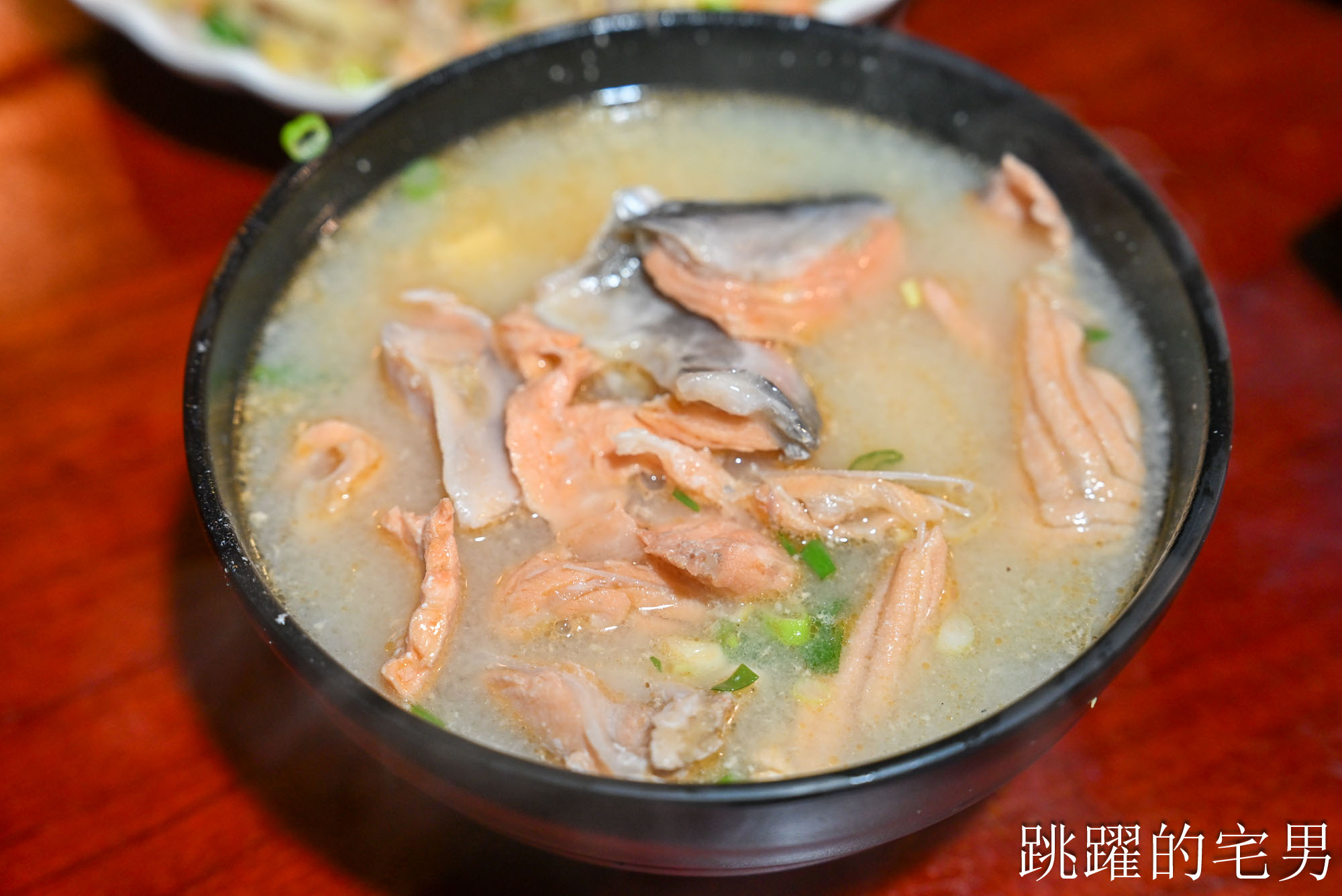 [花蓮美食]山本屋-鮭魚炒飯魚肉給超多，炒烏龍麵大碗滿意，味噌湯根本鮭魚肉吃到爽!