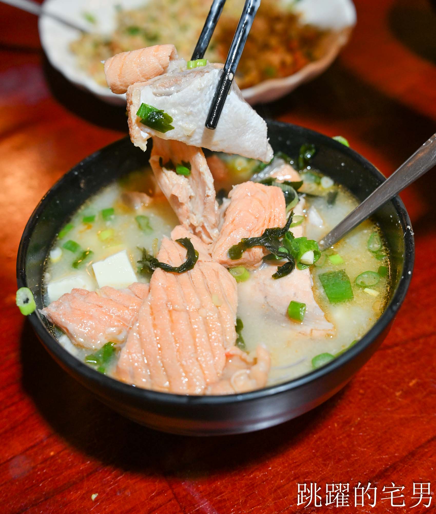 [花蓮美食]山本屋-鮭魚炒飯魚肉給超多，炒烏龍麵大碗滿意，味噌湯根本鮭魚肉吃到爽!