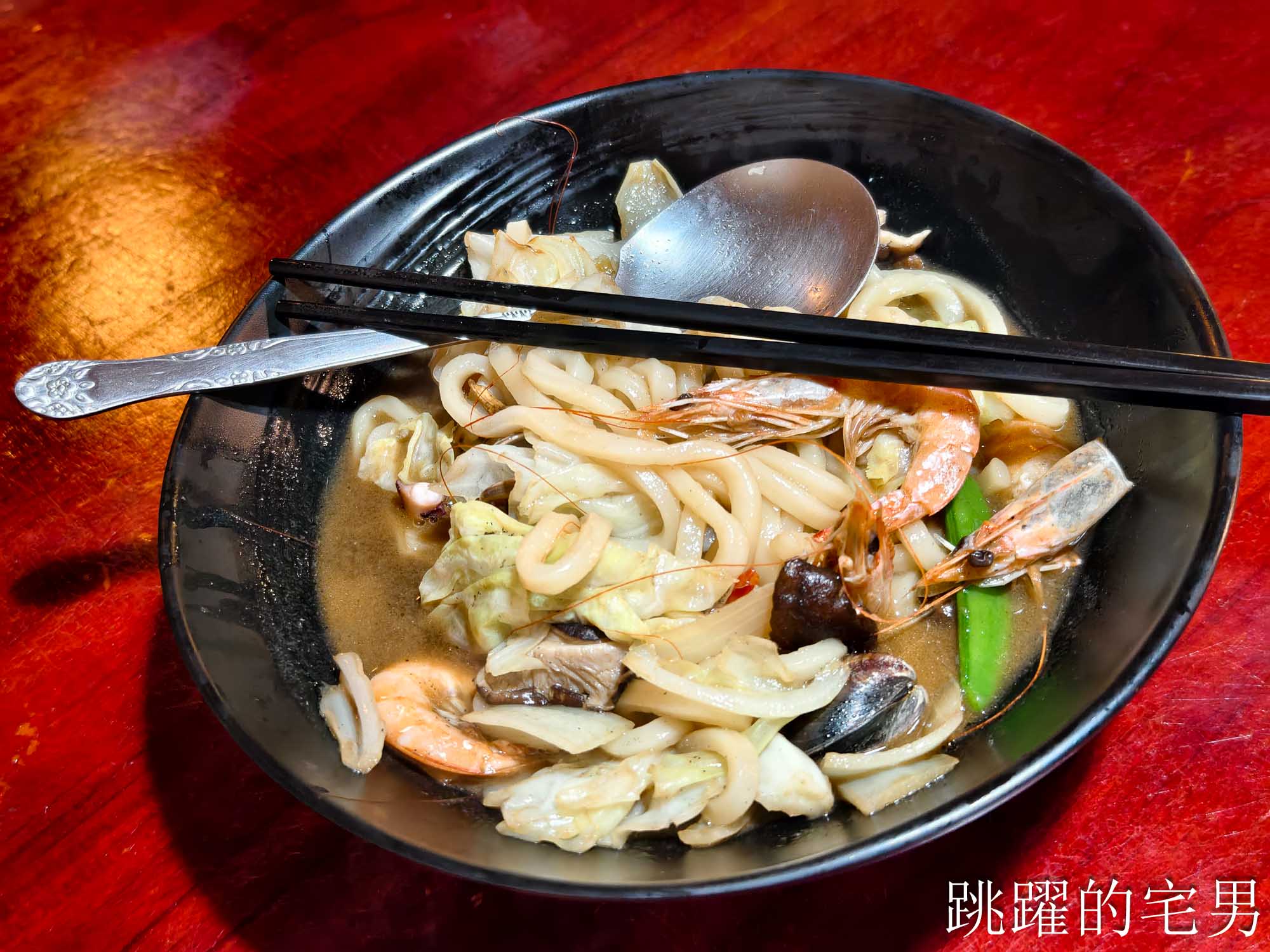 [花蓮美食]山本屋-鮭魚炒飯魚肉給超多，炒烏龍麵大碗滿意，味噌湯根本鮭魚肉吃到爽!