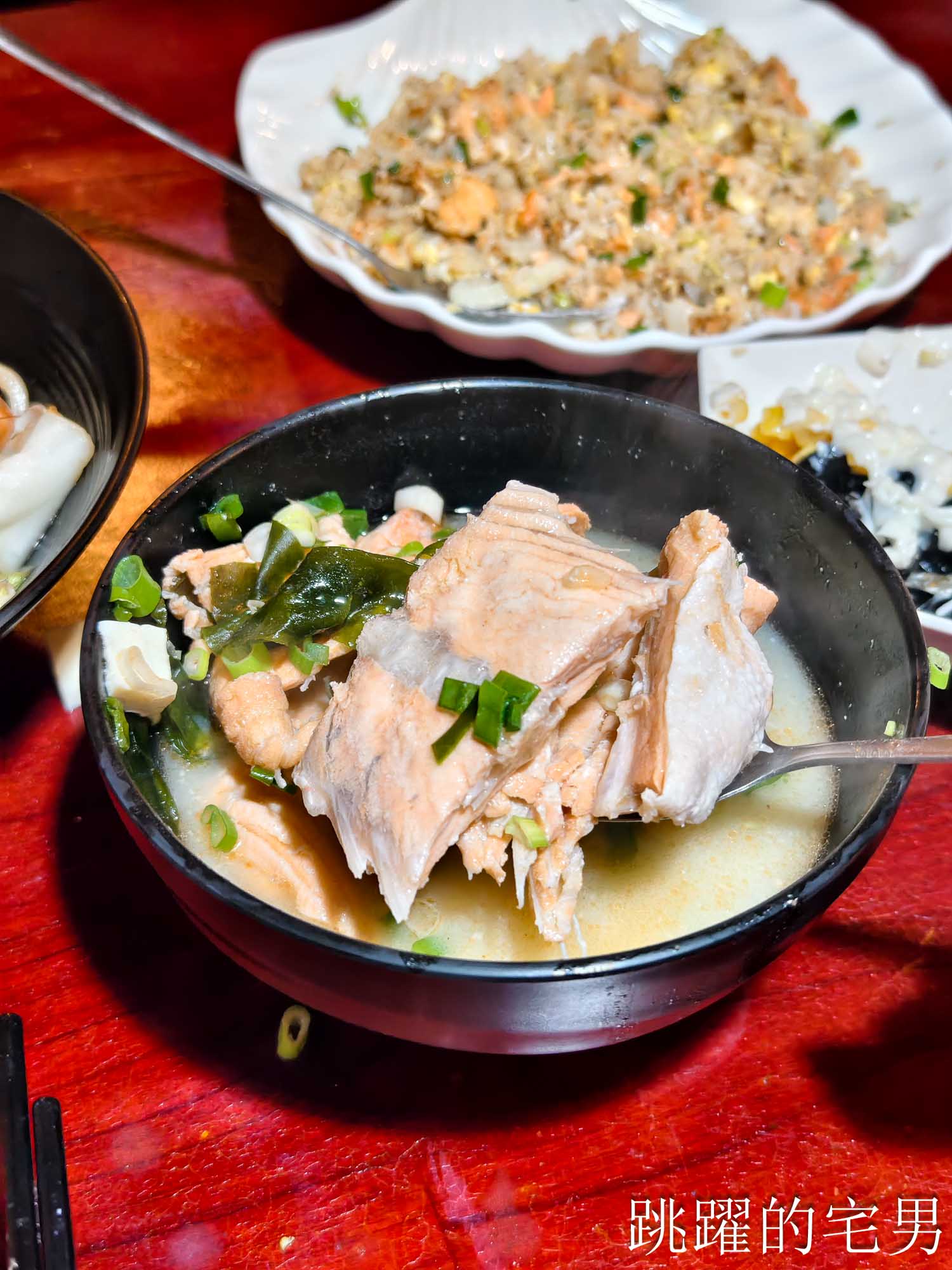 [花蓮美食]山本屋-鮭魚炒飯魚肉給超多，炒烏龍麵大碗滿意，味噌湯根本鮭魚肉吃到爽!