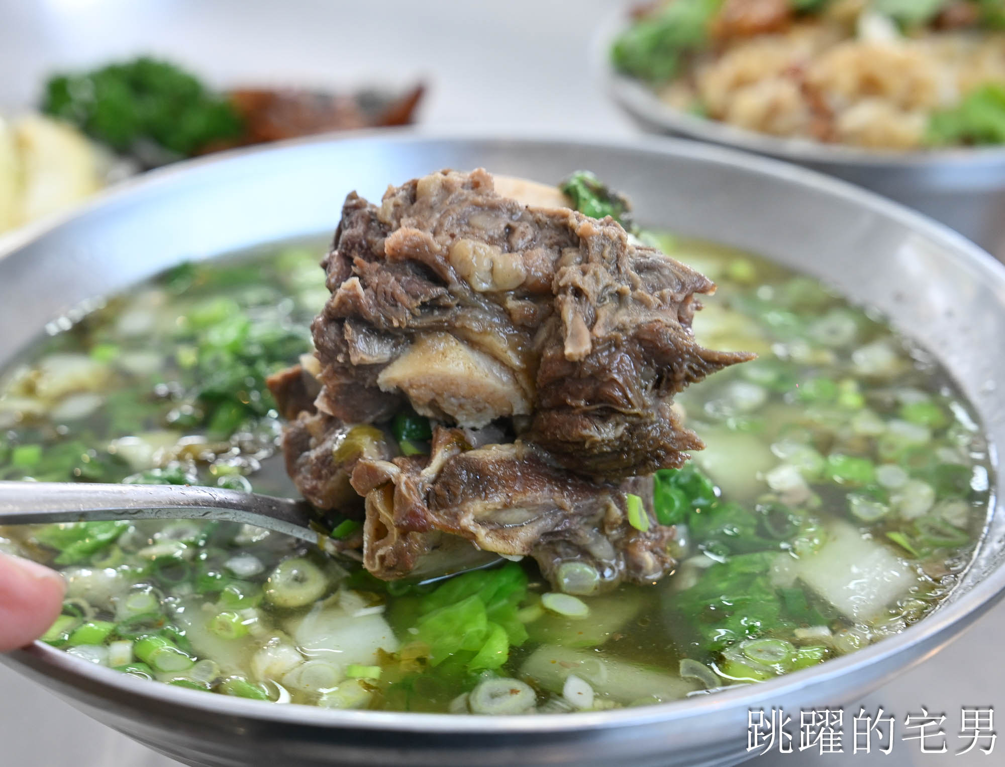 [花蓮鳳林美食]孫叔叔牛骨牛肉麵–牛骨肉油脂香氣超好又軟嫩！真實用餐心得分享，下次不單點湯了