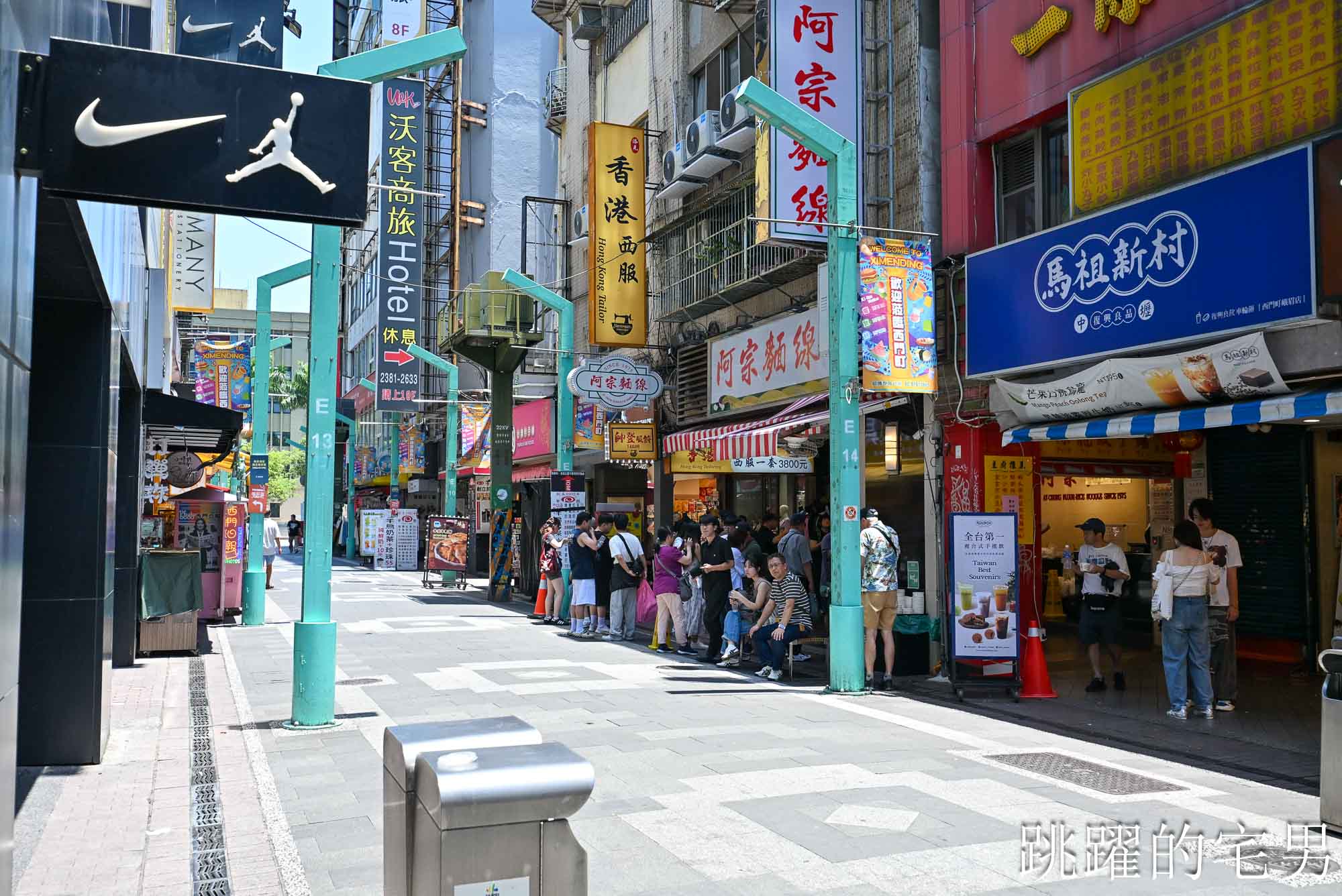 [西門町美食] A.K.12 美式小館-超推這家西門町美式餐廳，熟度完美漢堡吃超爽還有飲料暢飲! 還是台北寵物友善餐廳