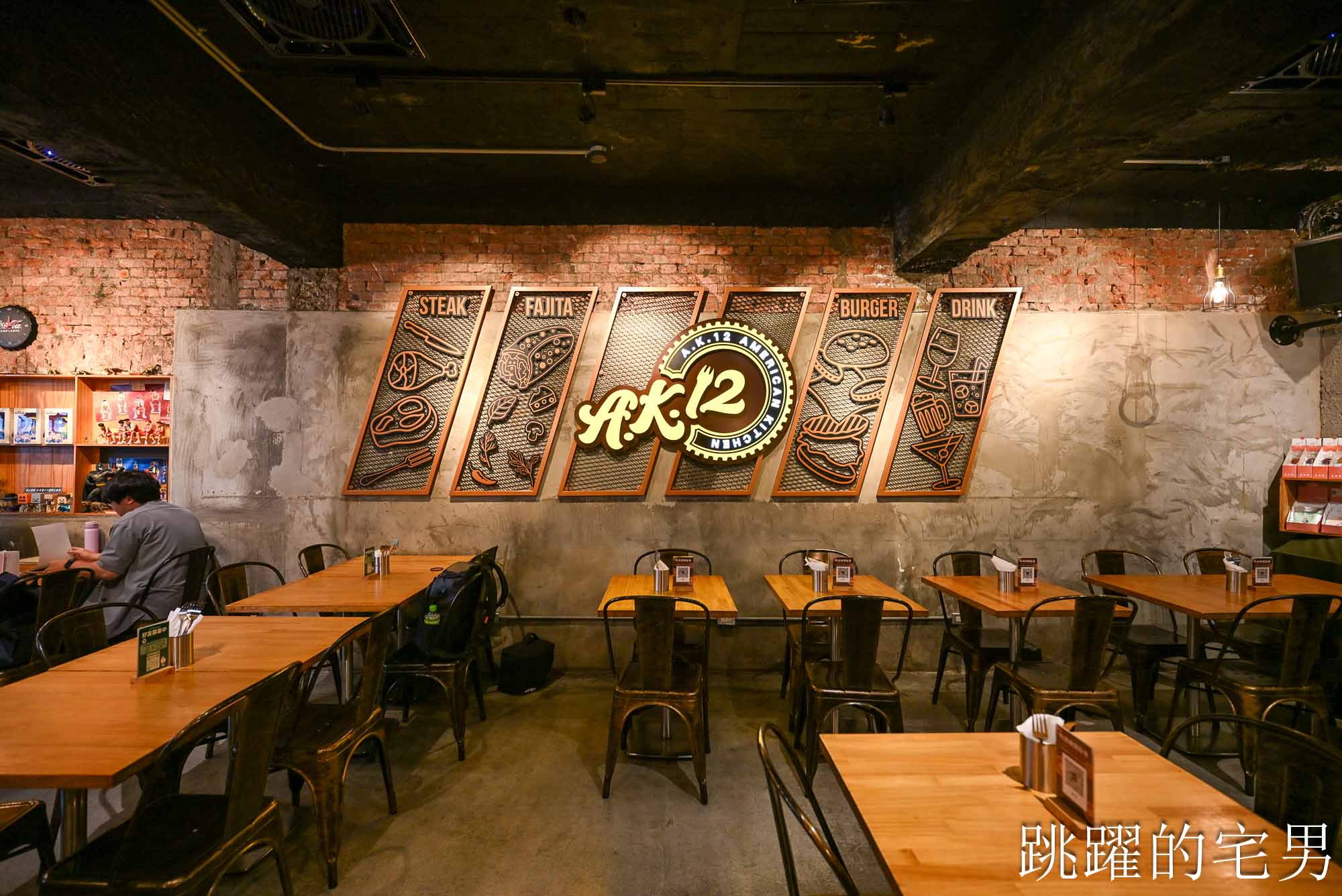 [西門町美食] A.K.12 美式小館-超推這家西門町美式餐廳，熟度完美漢堡吃超爽還有飲料暢飲! 還是台北寵物友善餐廳