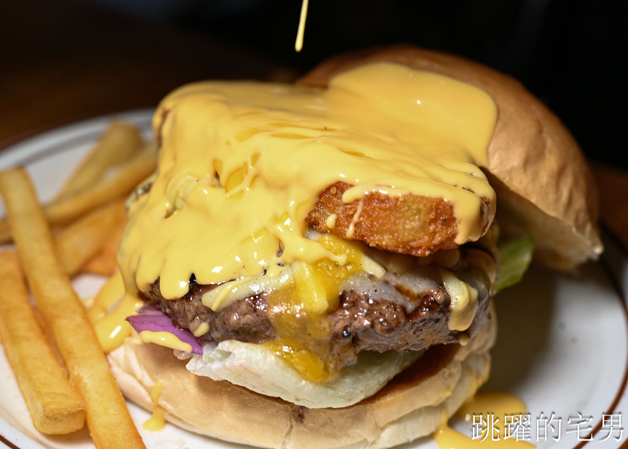 [西門町美食] A.K.12 美式小館-超推這家西門町美式餐廳，熟度完美漢堡吃超爽還有飲料暢飲! 還是台北寵物友善餐廳