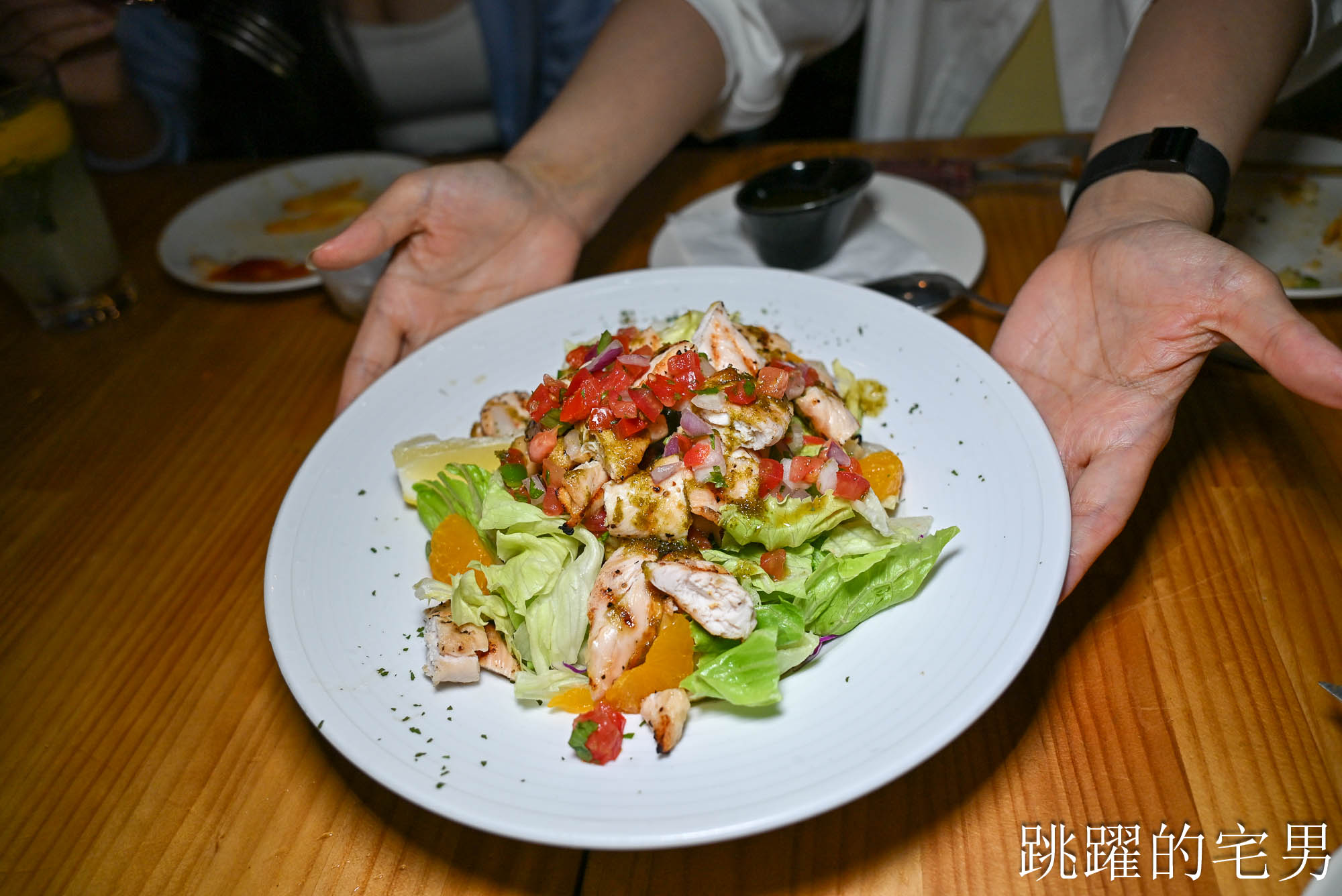 [西門町美食] A.K.12 美式小館-超推這家西門町美式餐廳，熟度完美漢堡吃超爽還有飲料暢飲! 還是台北寵物友善餐廳