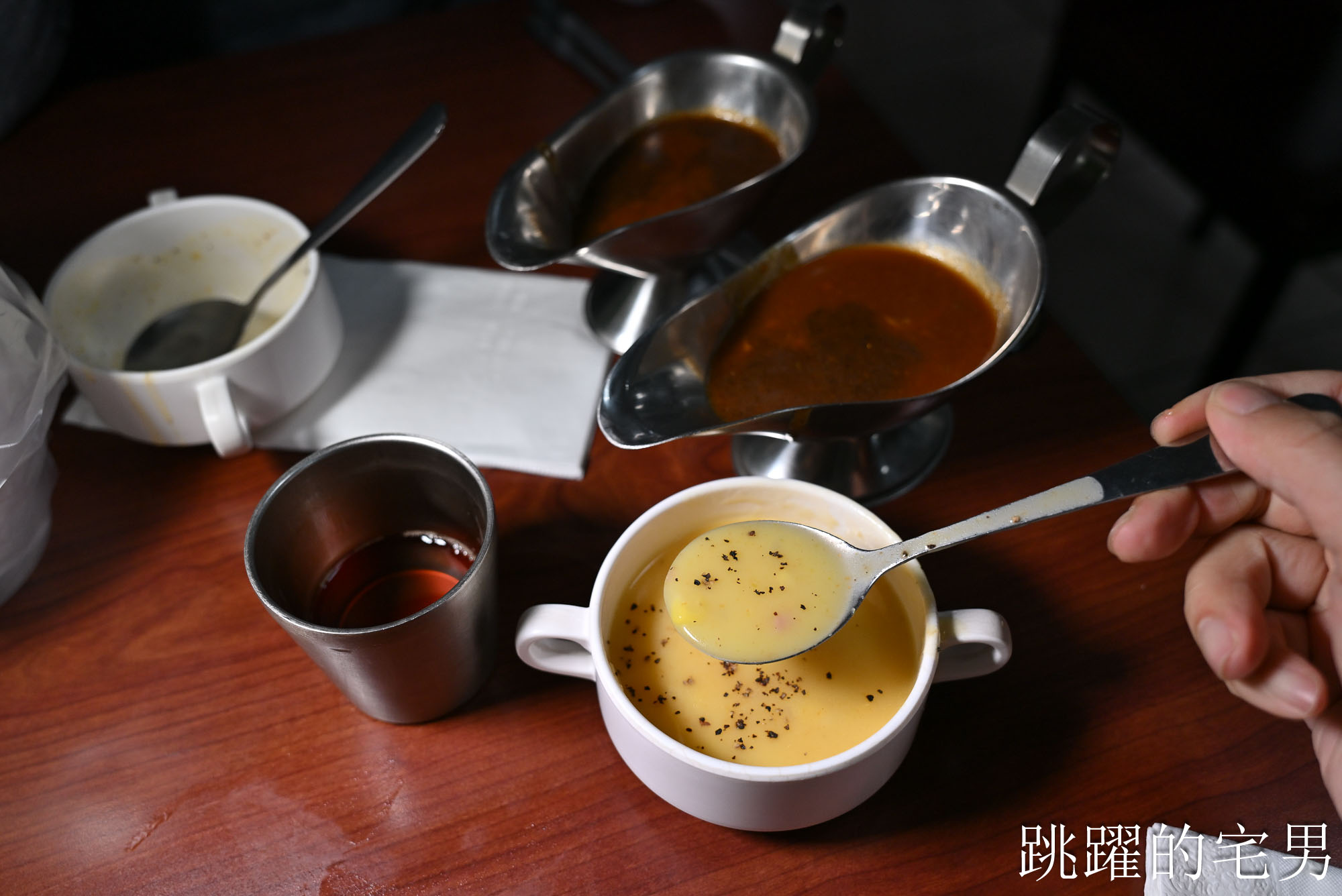 [花蓮美食]美侖牛排-網路瘋傳牛排淋上濃湯超好吃?  直接實測給你看， 這家濃湯好喝到誇張，這家花蓮平價牛排館推薦