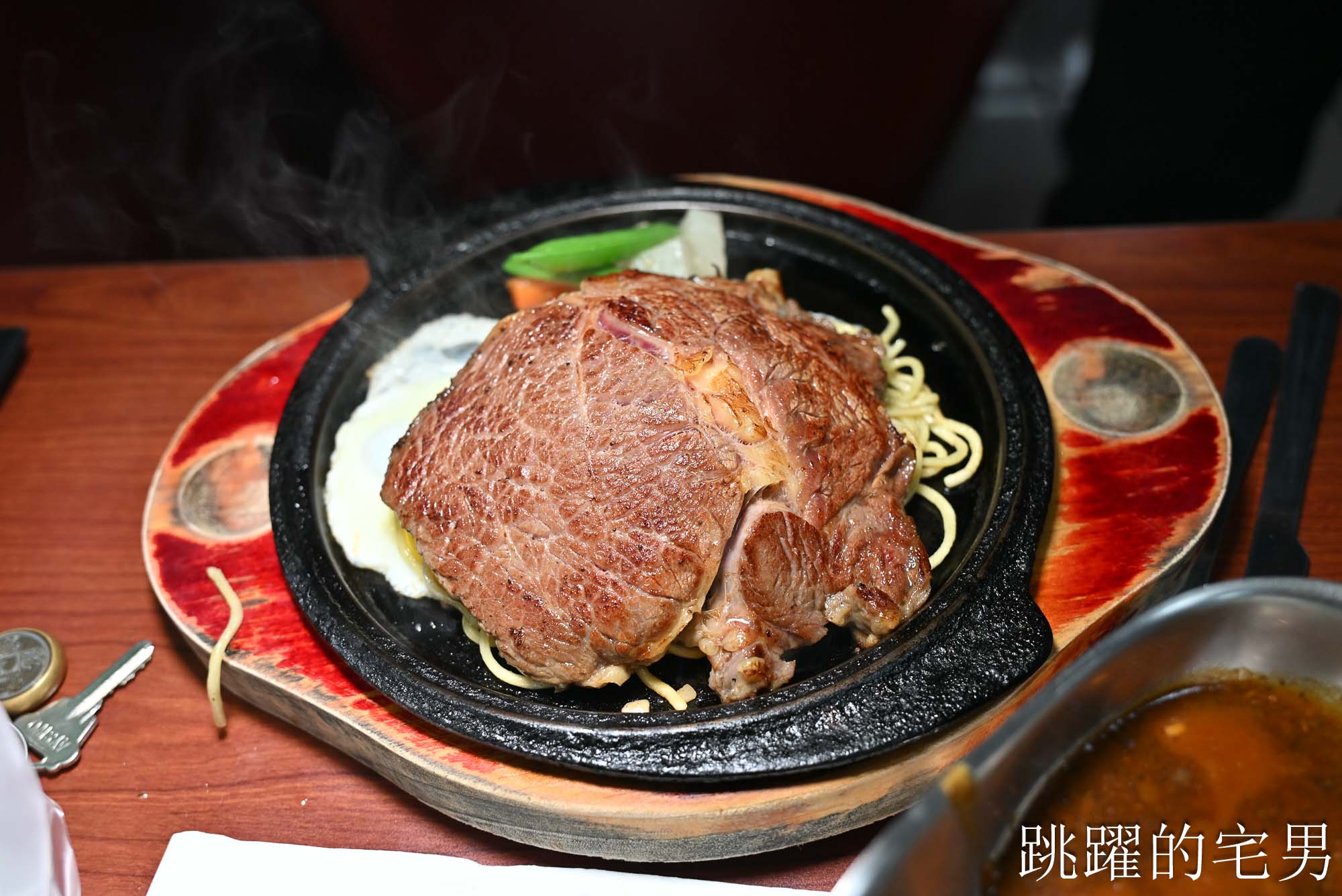 [花蓮美食]美侖牛排-網路瘋傳牛排淋上濃湯超好吃?  直接實測給你看， 這家濃湯好喝到誇張，這家花蓮平價牛排館推薦