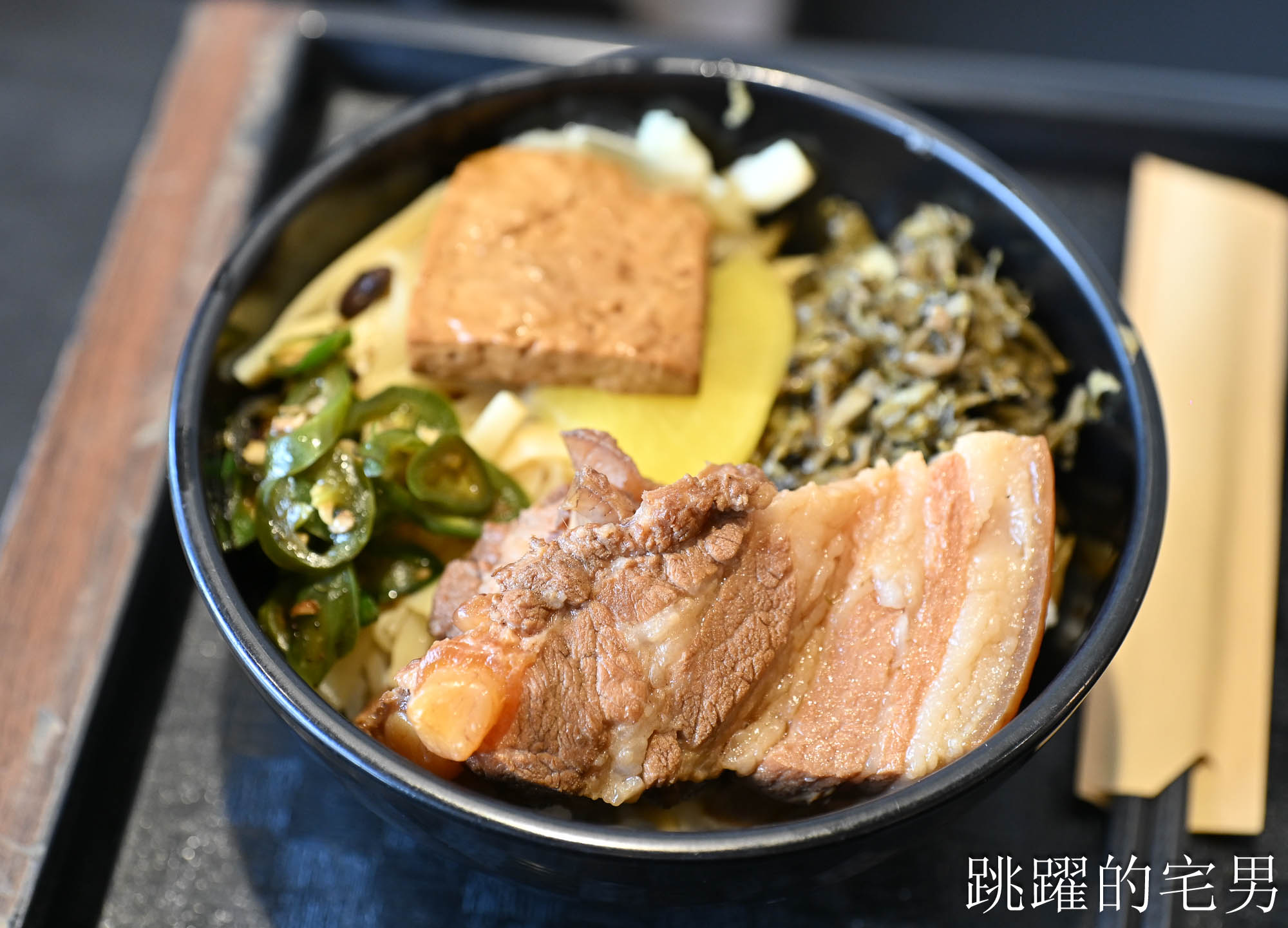 [花蓮美食]再訪滷大夫新城爌肉飯-厚切又超級軟!，在地人都願意排隊好吃控肉飯、牛丼，絕妙煙燻辣椒，豬腳必吃!  花蓮下午有營業餐廳，花蓮控肉飯
