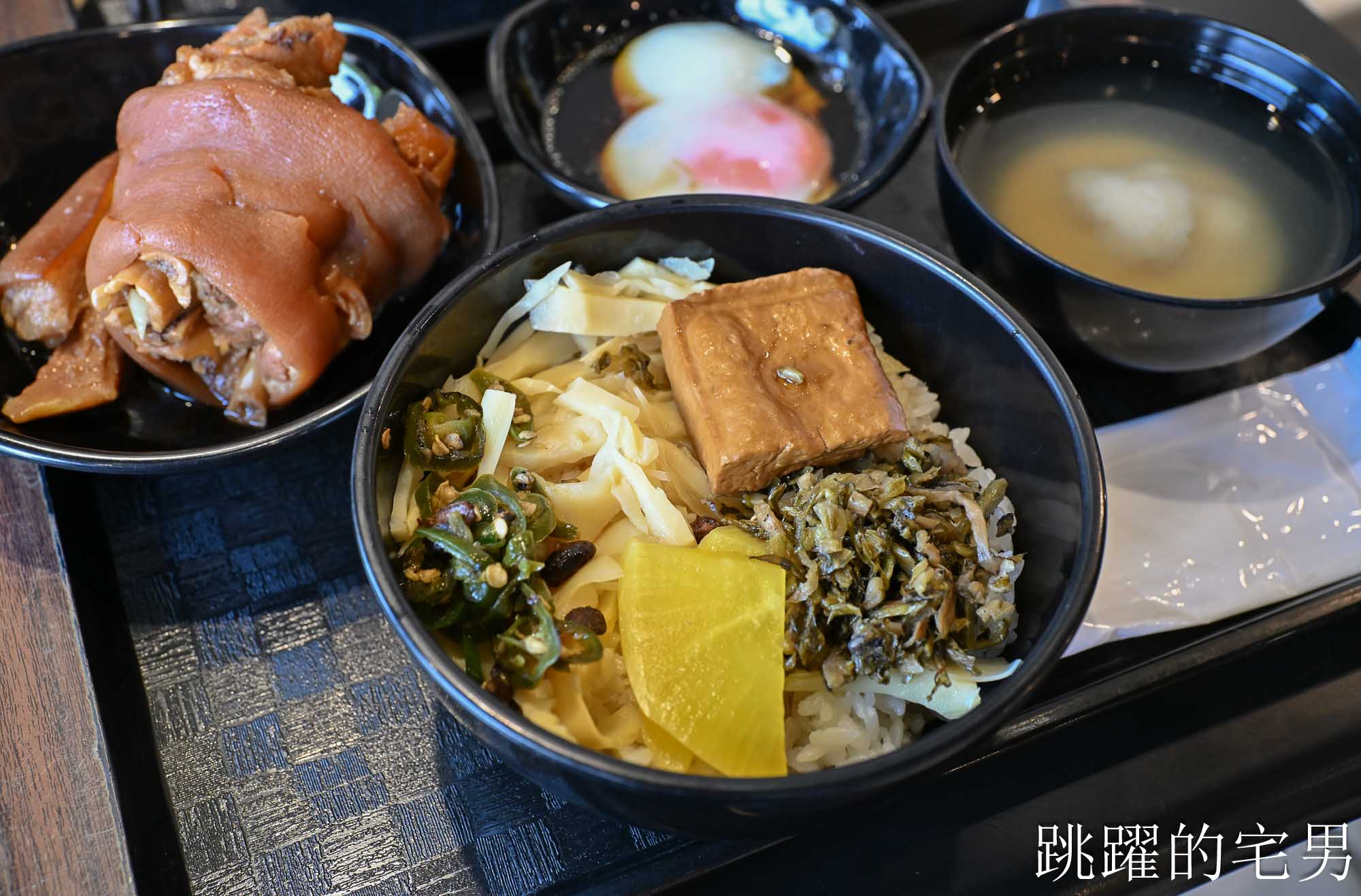 [花蓮美食]再訪滷大夫新城爌肉飯-厚切又超級軟!，在地人都願意排隊好吃控肉飯、牛丼，絕妙煙燻辣椒，豬腳必吃!  花蓮下午有營業餐廳，花蓮控肉飯