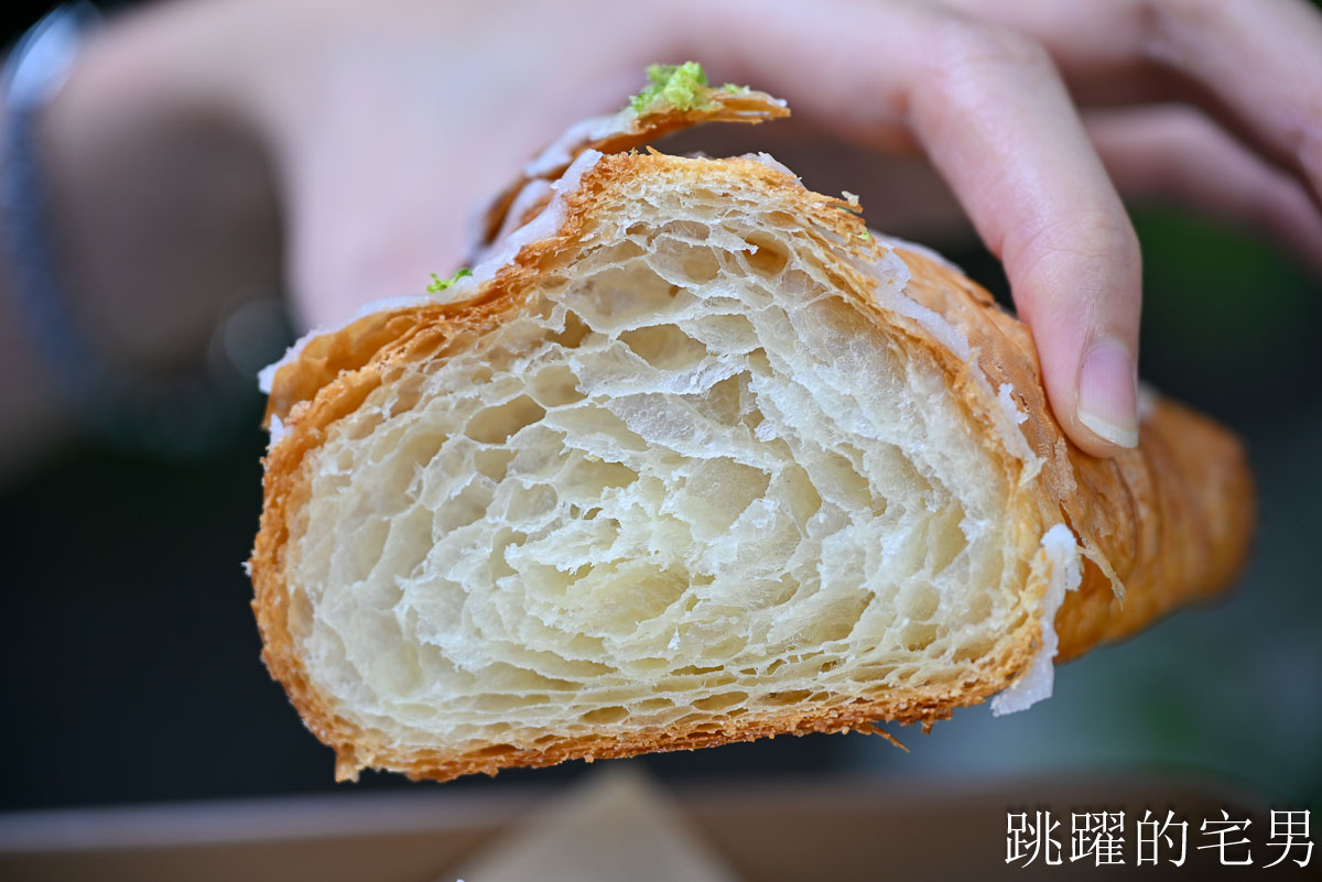 [宜蘭羅東甜點店推薦] 花磚裏｜找到了可頌羅東店-老宅咖啡廳內用空間絕佳，紅土蛋黃酥太厲害了，明太子法國麵包、煙囪捲、千層蛋塔每款都想吃!羅東咖啡廳推薦