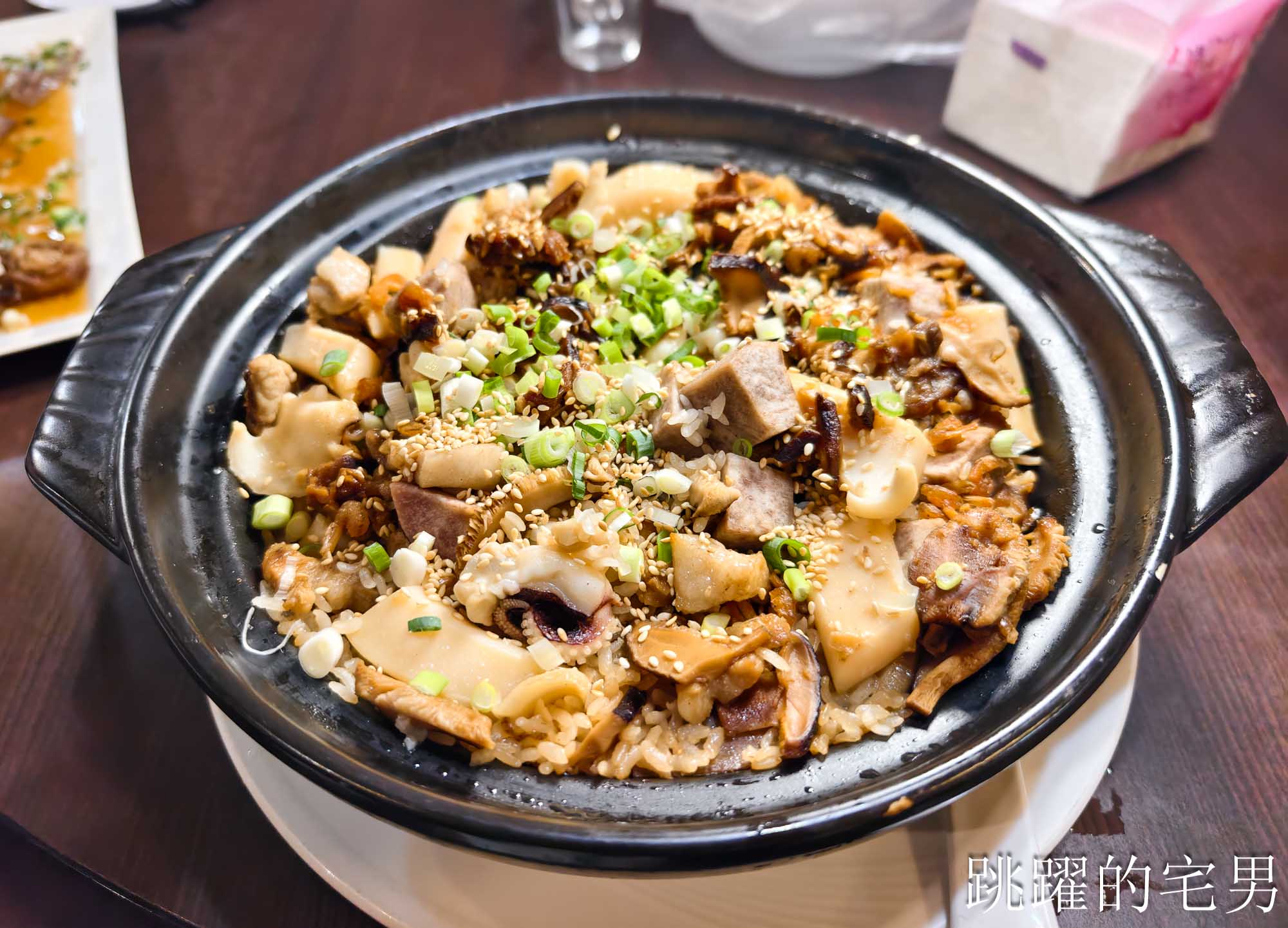 [花蓮美食]多訪外婆家餐館(預約制)- 花蓮無菜單料理高C/P值份量足，大陳炊飯很鮮美，海景西魯肉有夠爽，椒鹽炸豬腳超Q彈，佛心開瓶費旁邊有大停車場超方便，花蓮聚餐餐廳推薦