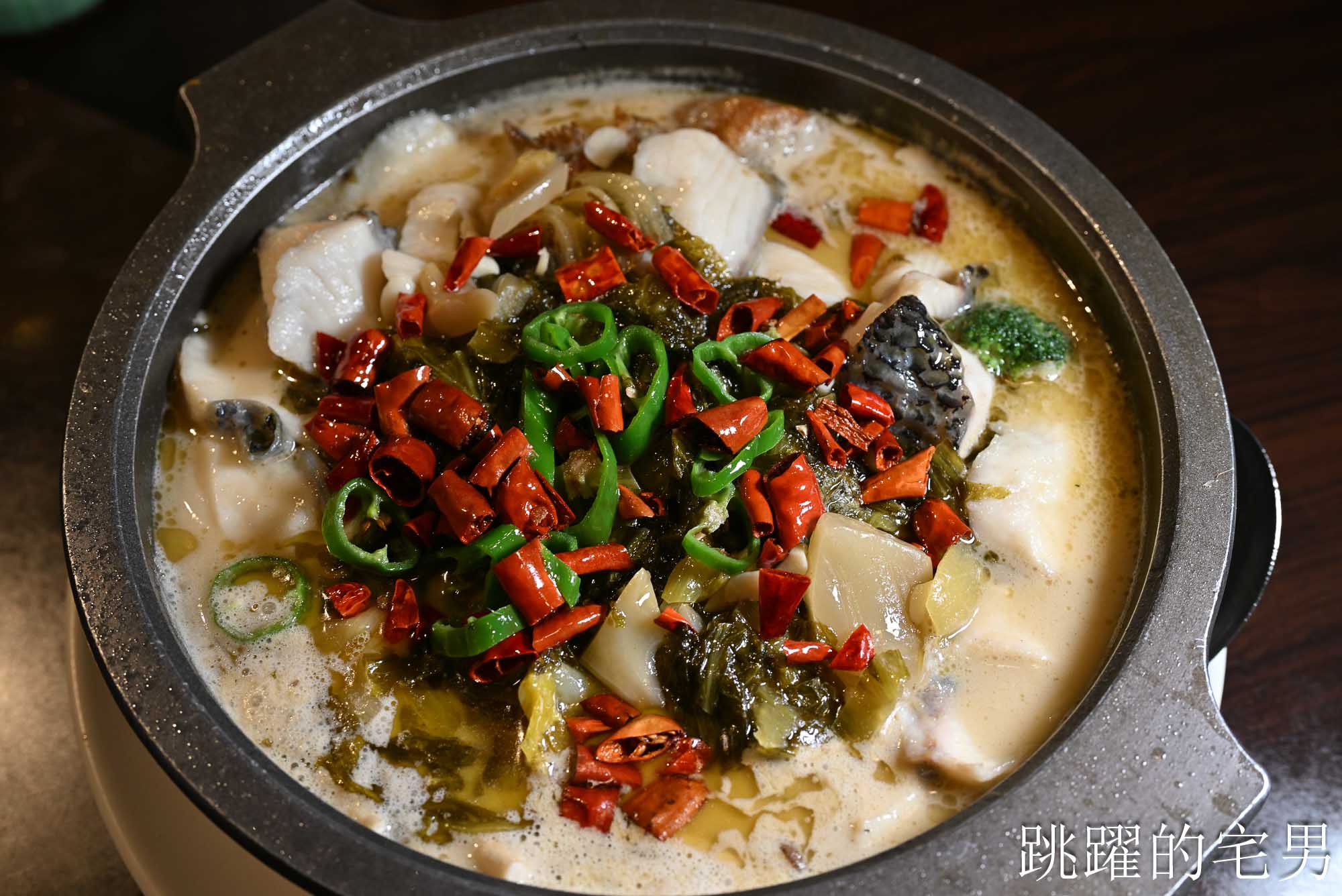[花蓮美食]連記海產餐廳- 30年花蓮海鮮熱炒濃郁咖哩螃蟹、剁椒豬腳香辣夠味，大鍋海鮮米粉看了超爽