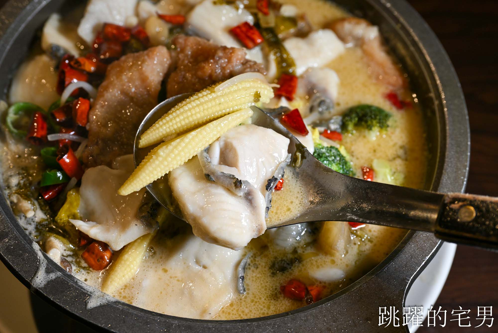 [花蓮美食]連記海產餐廳- 30年花蓮海鮮熱炒濃郁咖哩螃蟹、剁椒豬腳香辣夠味，大鍋海鮮米粉看了超爽