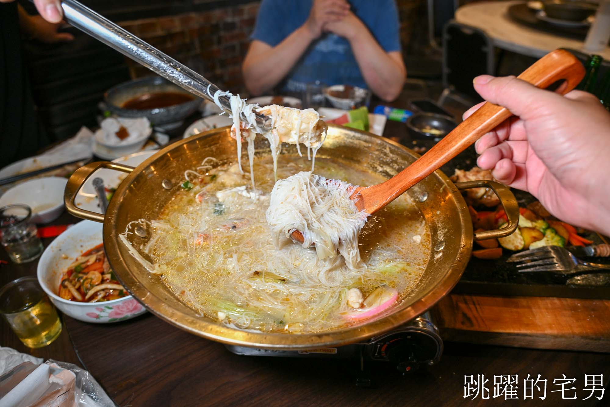 [花蓮美食]連記海產餐廳- 30年花蓮海鮮熱炒濃郁咖哩螃蟹、剁椒豬腳香辣夠味，大鍋海鮮米粉看了超爽