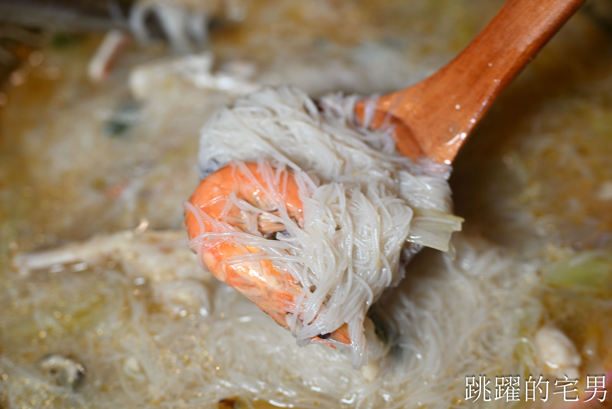 [花蓮美食]連記海產餐廳- 30年花蓮海鮮熱炒濃郁咖哩螃蟹、剁椒豬腳香辣夠味，大鍋海鮮米粉看了超爽