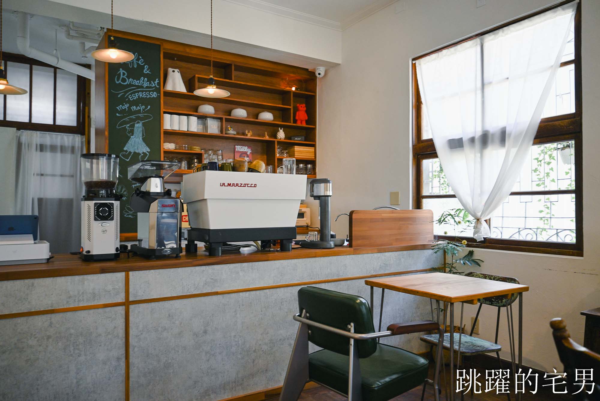 [宜蘭羅東甜點店推薦] 花磚裏｜找到了可頌羅東店-老宅咖啡廳內用空間絕佳，紅土蛋黃酥太厲害了，明太子法國麵包、煙囪捲、千層蛋塔每款都想吃!羅東咖啡廳推薦