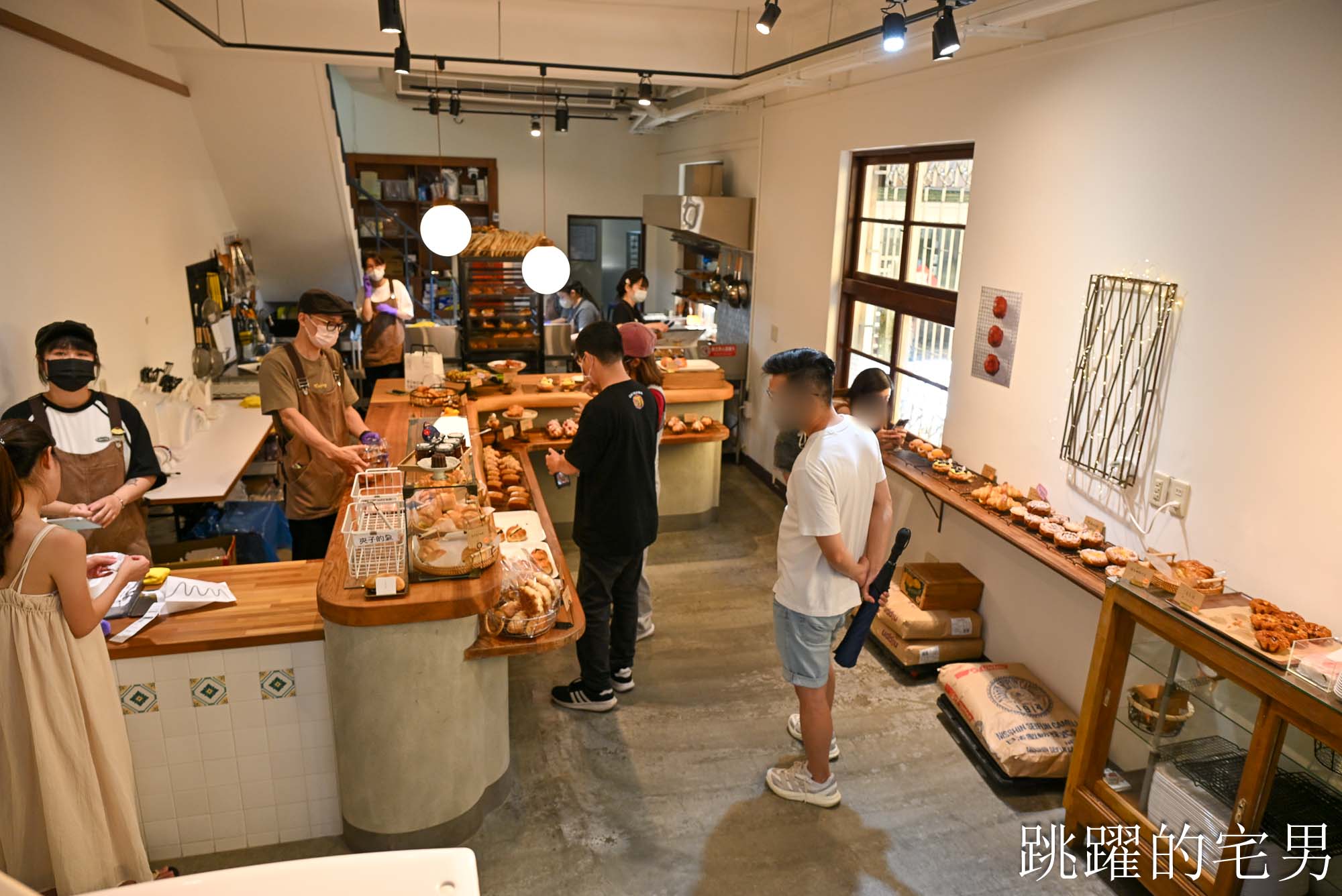 [宜蘭羅東甜點店推薦] 花磚裏｜找到了可頌羅東店-老宅咖啡廳內用空間絕佳，紅土蛋黃酥太厲害了，明太子法國麵包、煙囪捲、千層蛋塔每款都想吃!羅東咖啡廳推薦