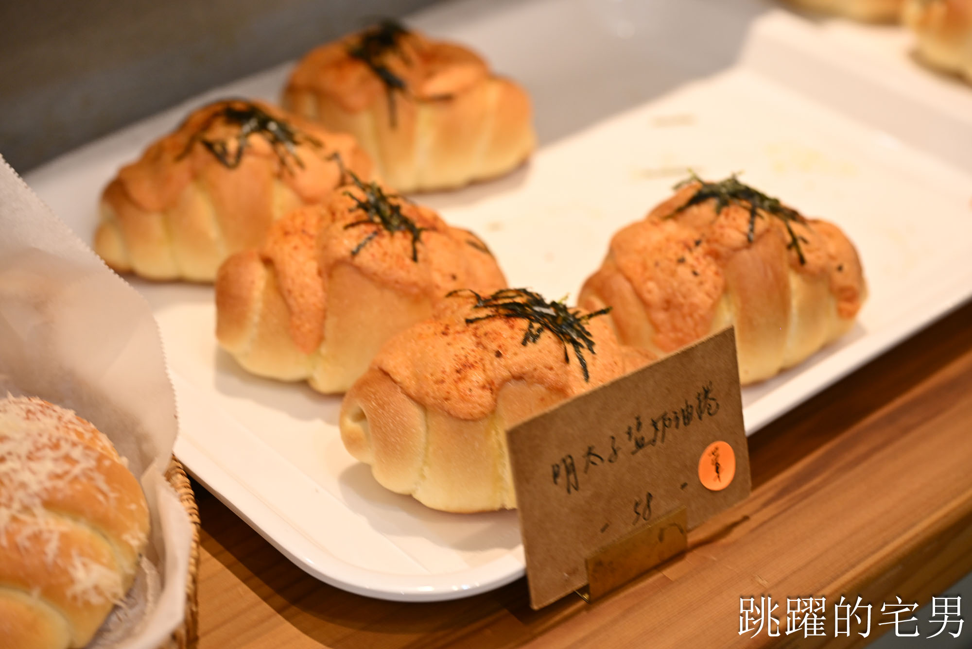 [宜蘭羅東甜點店推薦] 花磚裏｜找到了可頌羅東店-老宅咖啡廳內用空間絕佳，紅土蛋黃酥太厲害了，明太子法國麵包、煙囪捲、千層蛋塔每款都想吃!羅東咖啡廳推薦