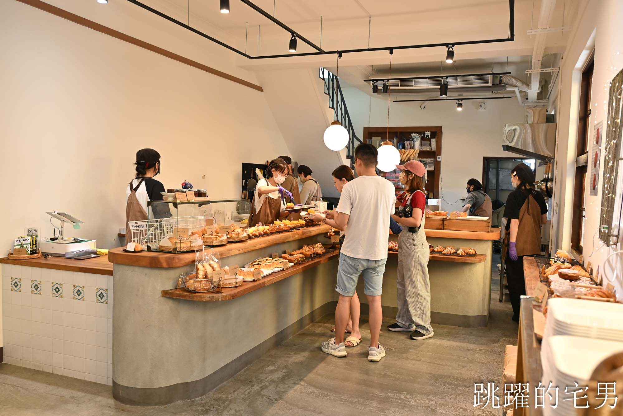 [宜蘭羅東甜點店推薦] 花磚裏｜找到了可頌羅東店-老宅咖啡廳內用空間絕佳，紅土蛋黃酥太厲害了，明太子法國麵包、煙囪捲、千層蛋塔每款都想吃!羅東咖啡廳推薦