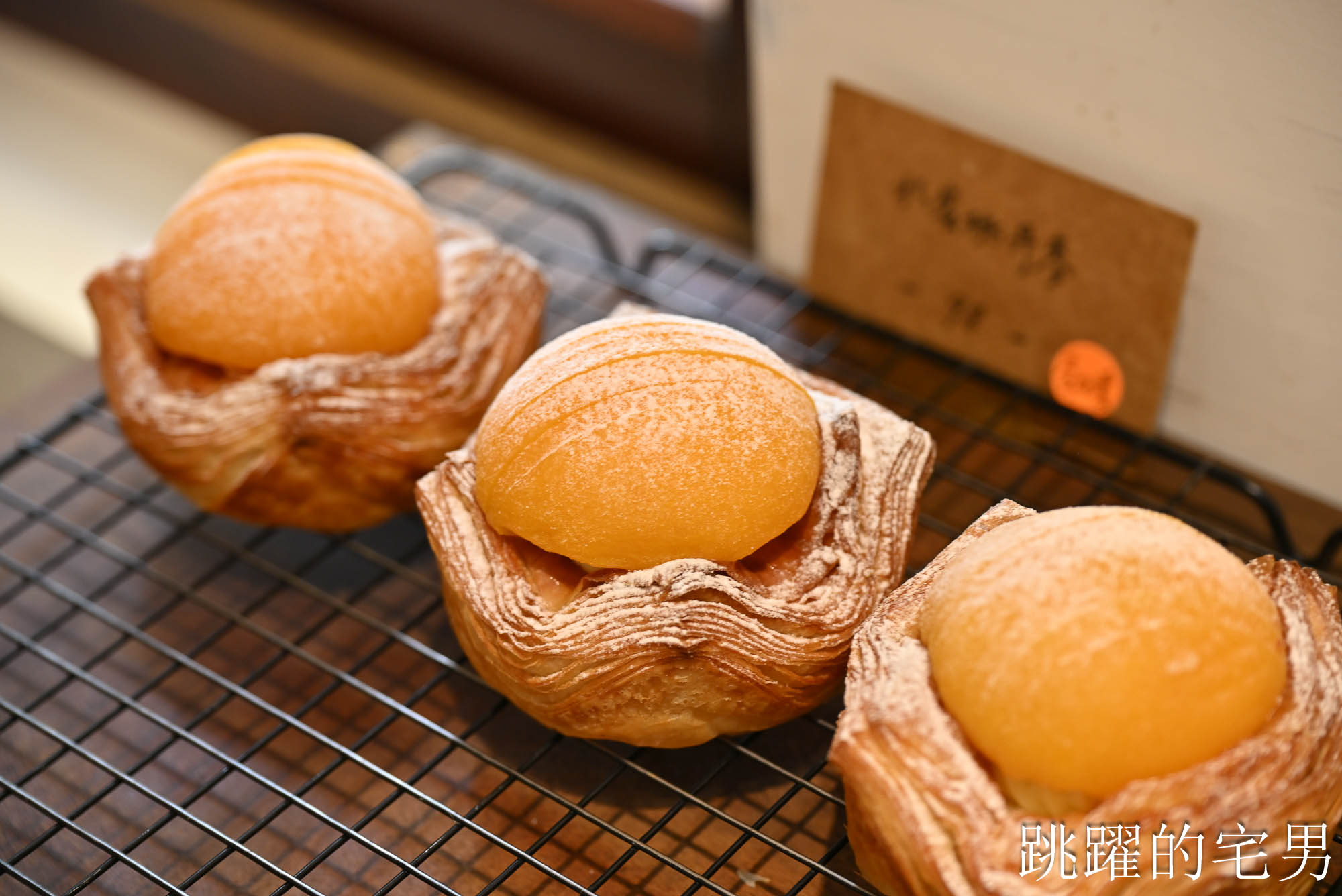 [宜蘭羅東甜點店推薦] 花磚裏｜找到了可頌羅東店-老宅咖啡廳內用空間絕佳，紅土蛋黃酥太厲害了，明太子法國麵包、煙囪捲、千層蛋塔每款都想吃!羅東咖啡廳推薦