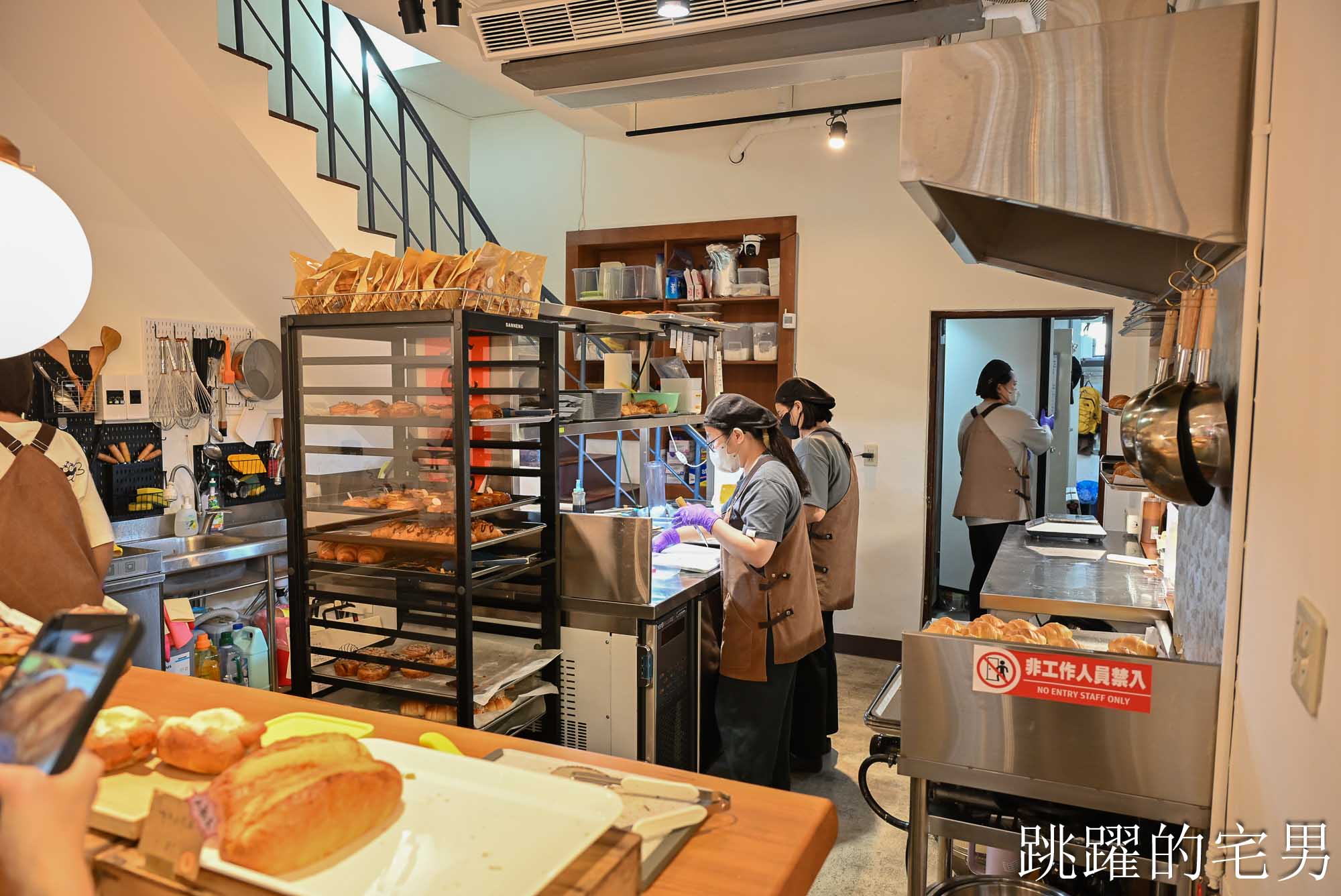 [宜蘭羅東甜點店推薦] 花磚裏｜找到了可頌羅東店-老宅咖啡廳內用空間絕佳，紅土蛋黃酥太厲害了，明太子法國麵包、煙囪捲、千層蛋塔每款都想吃!羅東咖啡廳推薦
