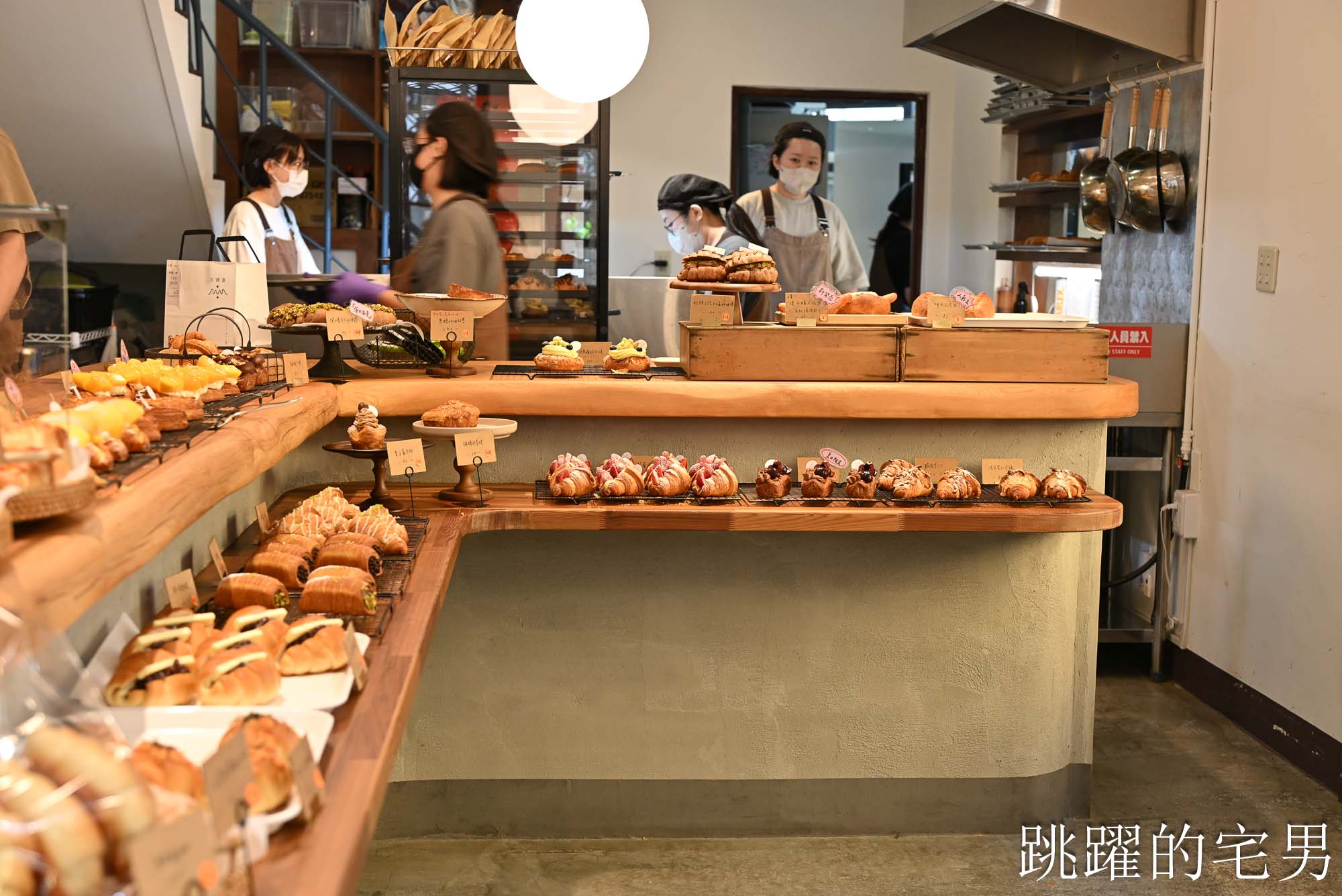[宜蘭羅東甜點店推薦] 花磚裏｜找到了可頌羅東店-老宅咖啡廳內用空間絕佳，紅土蛋黃酥太厲害了，明太子法國麵包、煙囪捲、千層蛋塔每款都想吃!羅東咖啡廳推薦