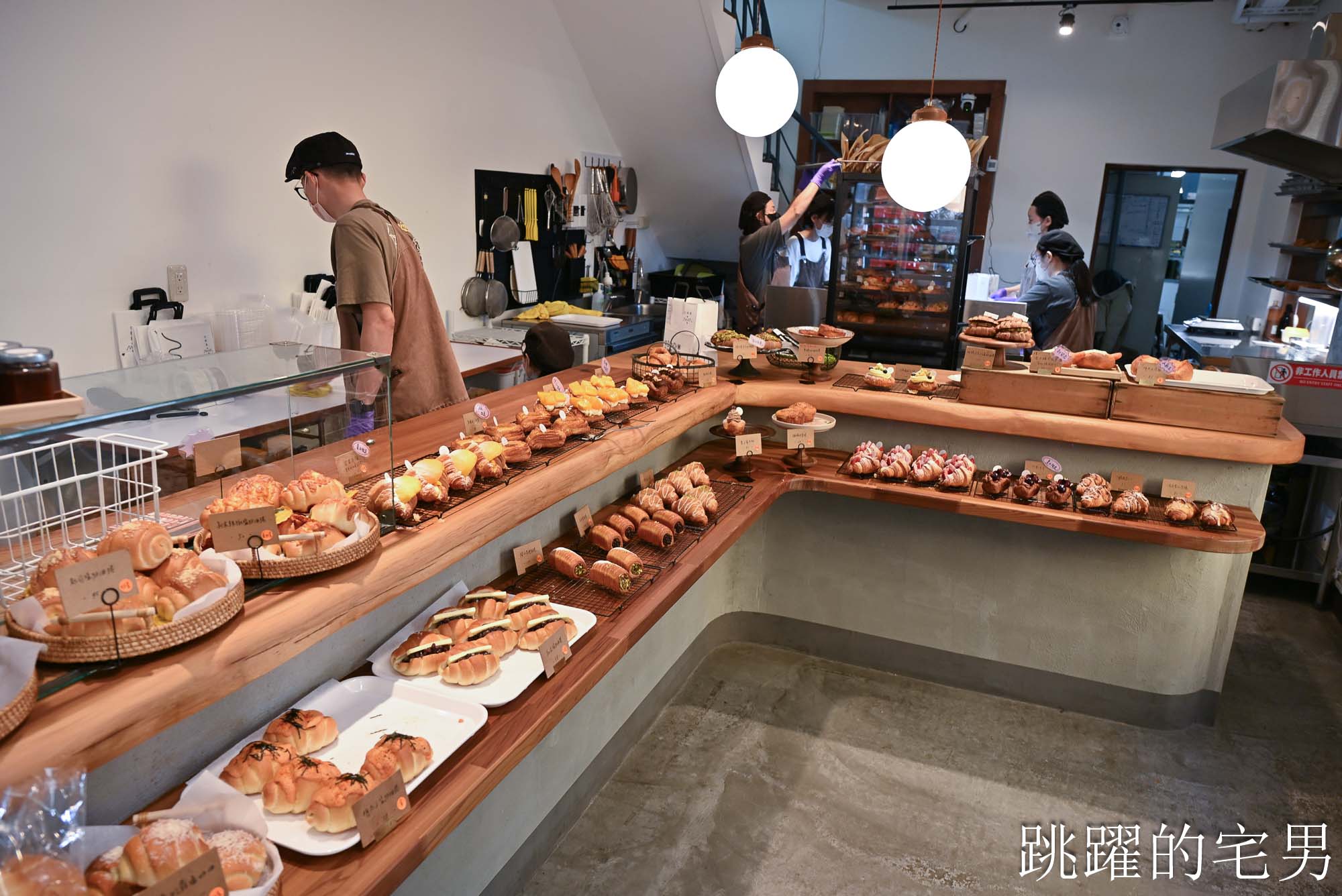 [宜蘭羅東甜點店推薦] 花磚裏｜找到了可頌羅東店-老宅咖啡廳內用空間絕佳，紅土蛋黃酥太厲害了，明太子法國麵包、煙囪捲、千層蛋塔每款都想吃!羅東咖啡廳推薦