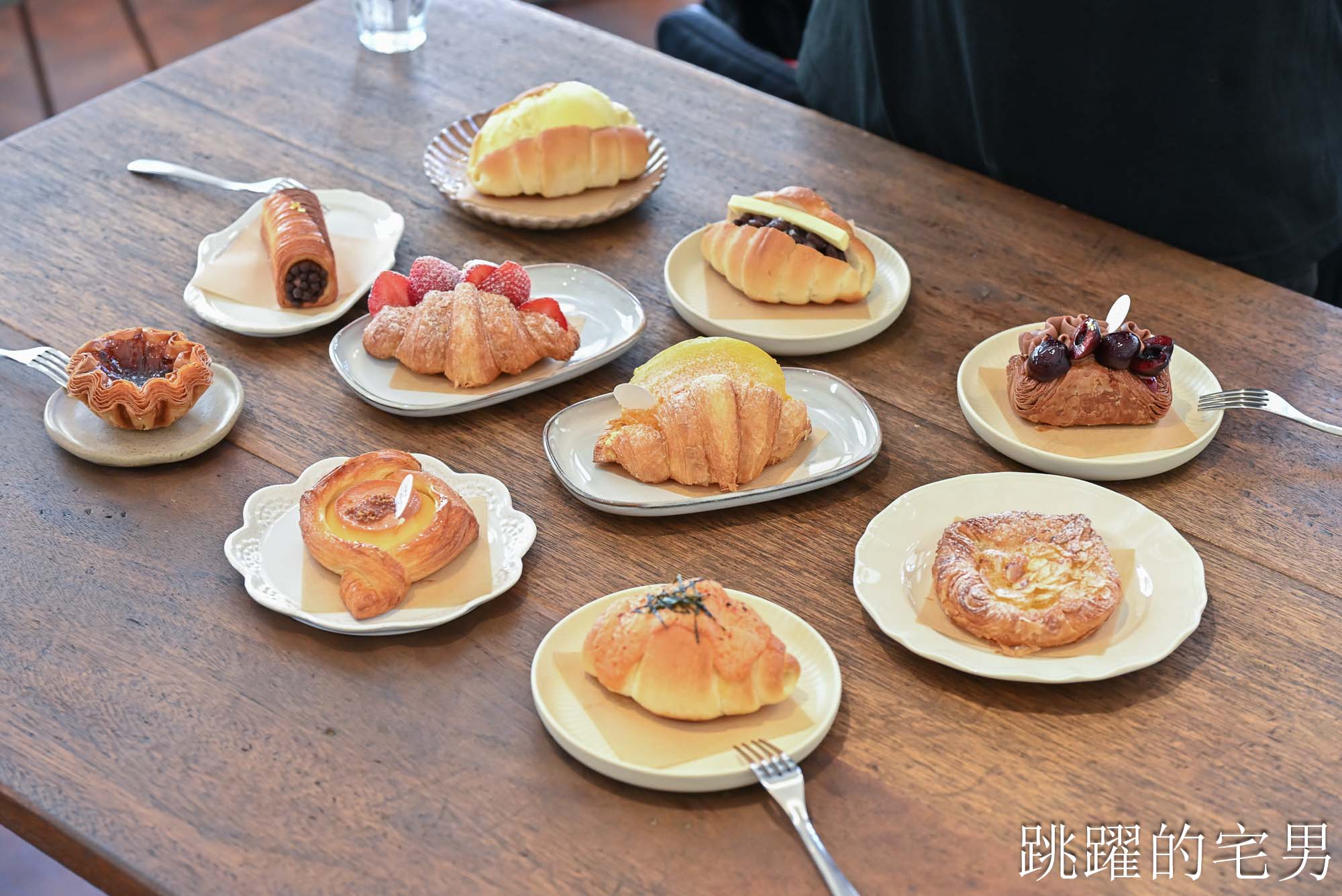 [宜蘭羅東甜點店推薦] 花磚裏｜找到了可頌羅東店-老宅咖啡廳內用空間絕佳，紅土蛋黃酥太厲害了，明太子法國麵包、煙囪捲、千層蛋塔每款都想吃!羅東咖啡廳推薦